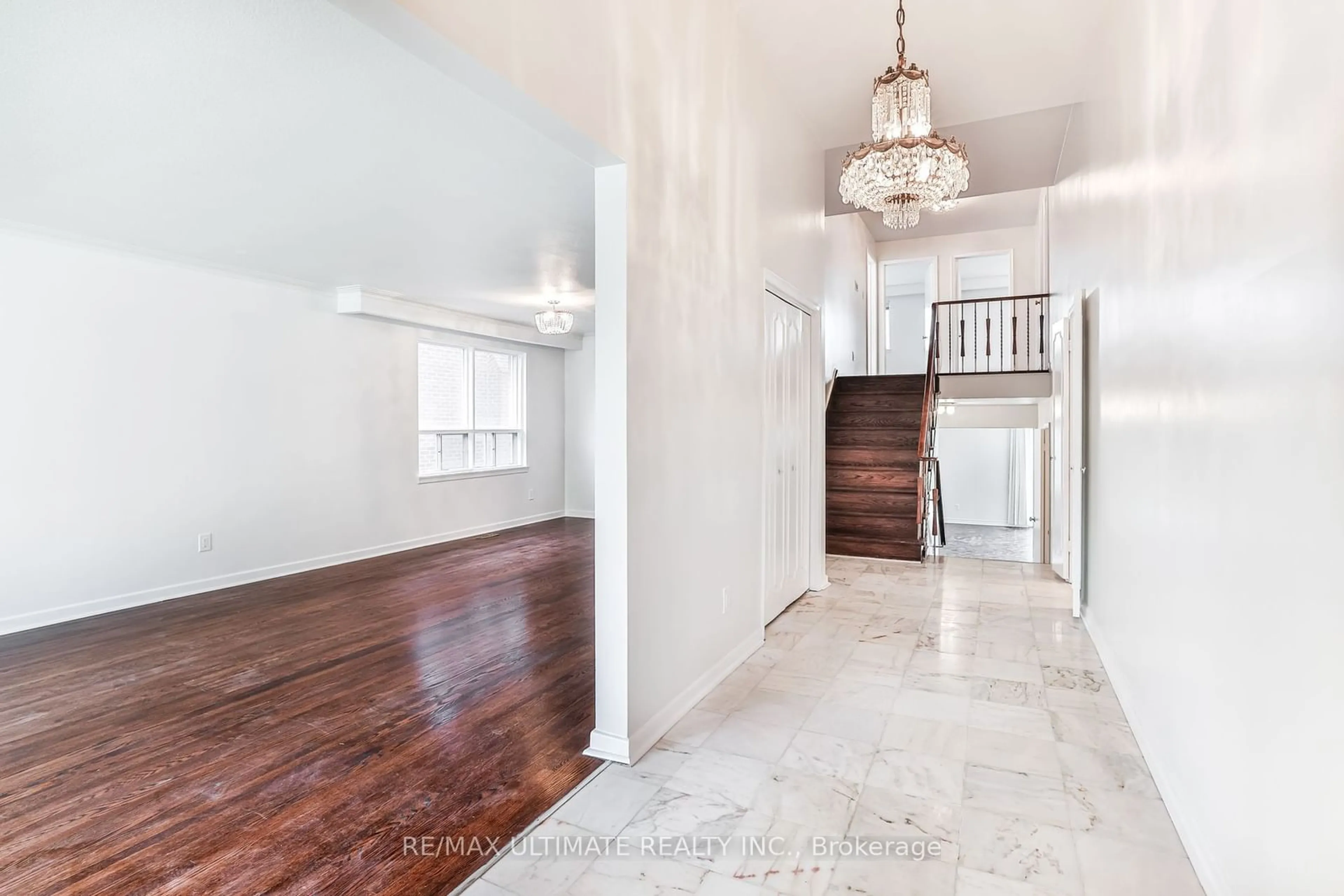 Indoor entryway, wood floors for 90 Charlton Blvd, Toronto Ontario M2M 1C1