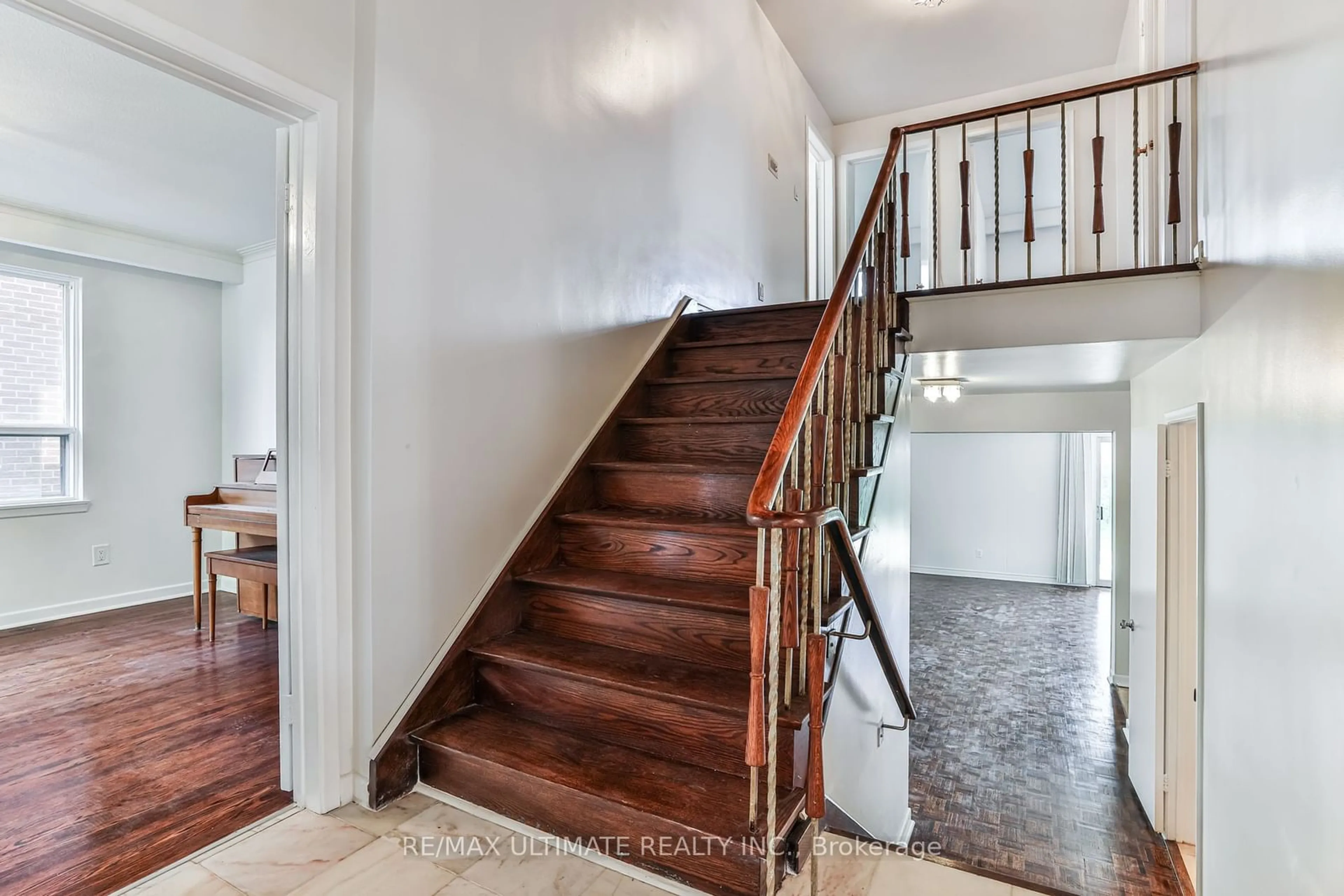 Stairs for 90 Charlton Blvd, Toronto Ontario M2M 1C1