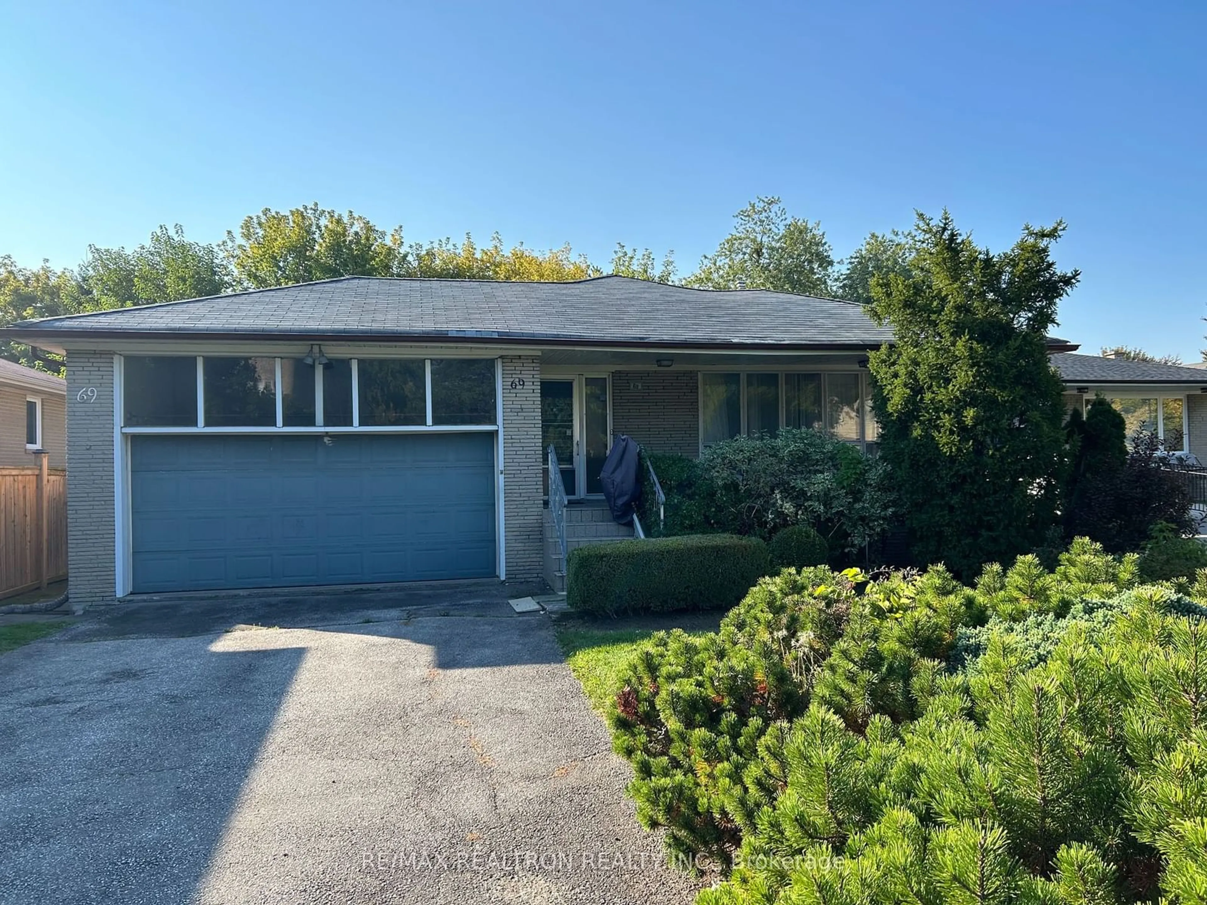 Frontside or backside of a home for 69 Clanton Park Rd, Toronto Ontario M3H 2C9