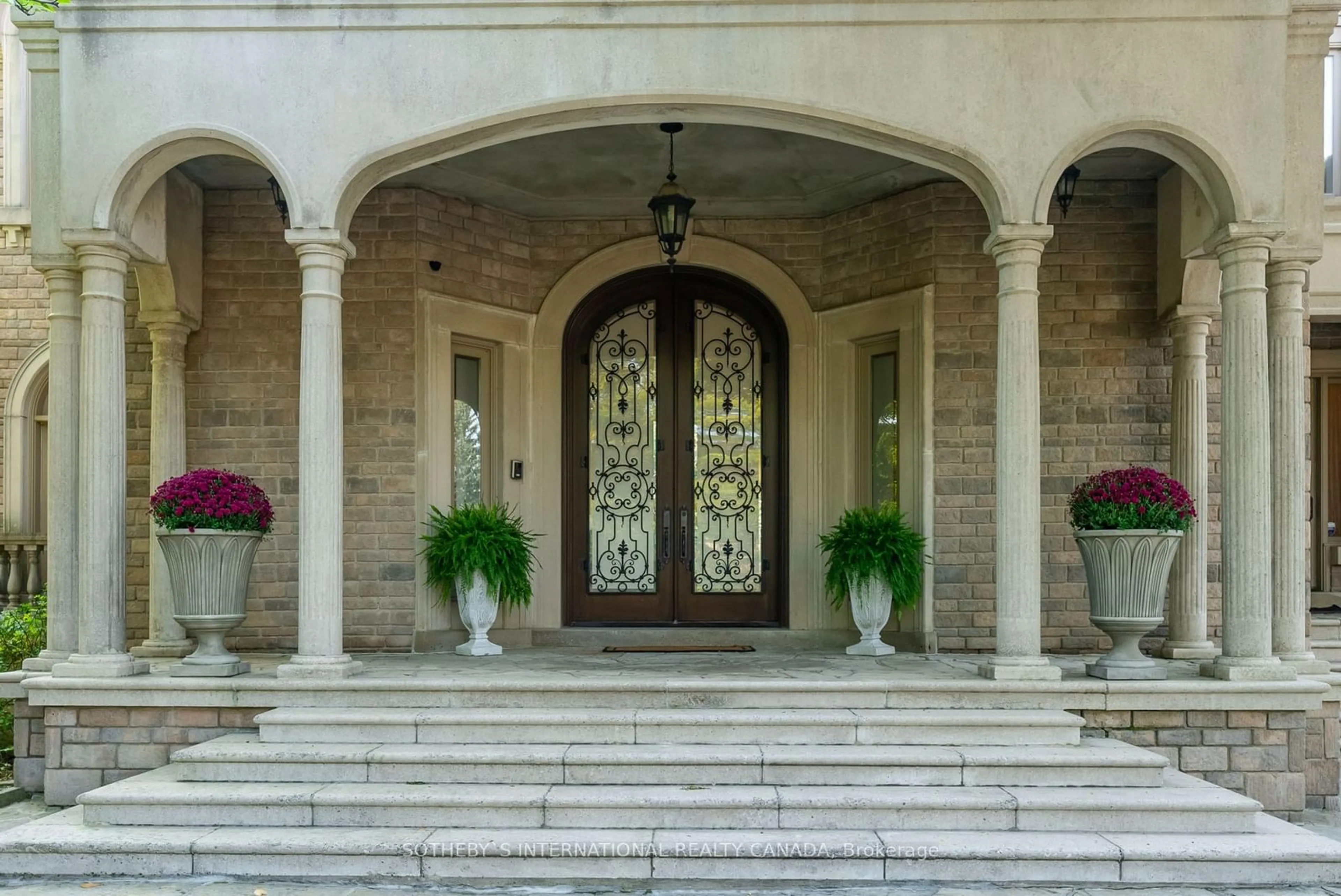 Indoor entryway for 32 Arjay Cres, Toronto Ontario M2L 1C7