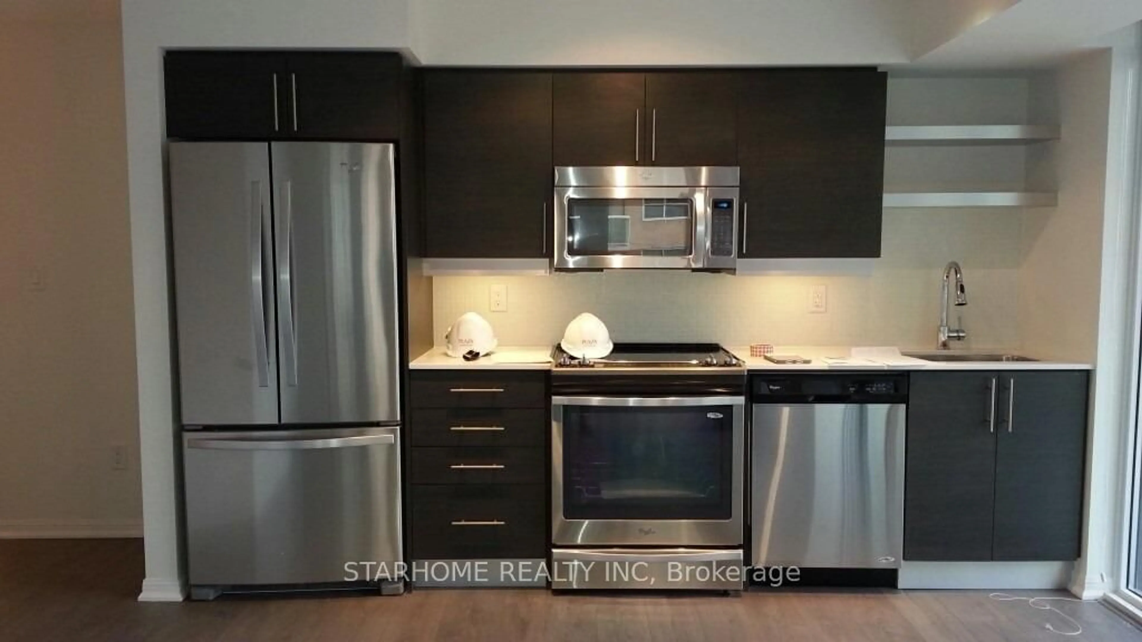 Standard kitchen for 400 Adelaide St #1012, Toronto Ontario M5A 4S3