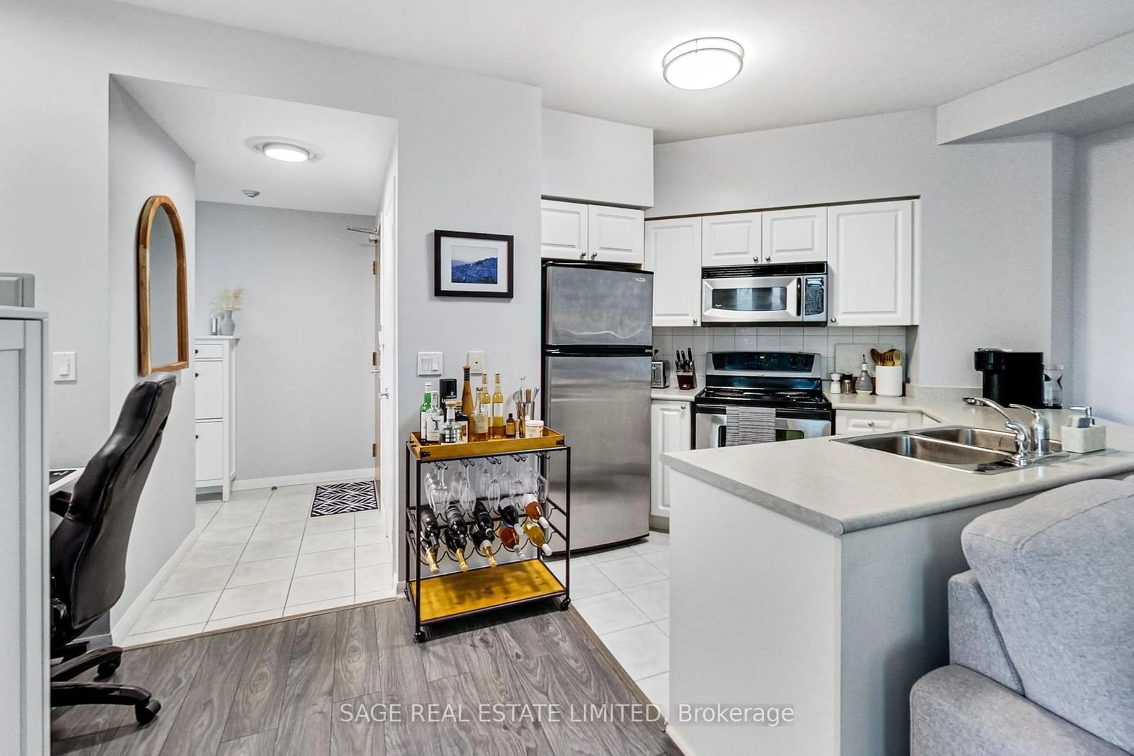 Standard kitchen for 219 Fort York Blvd #720, Toronto Ontario M5V 4A2