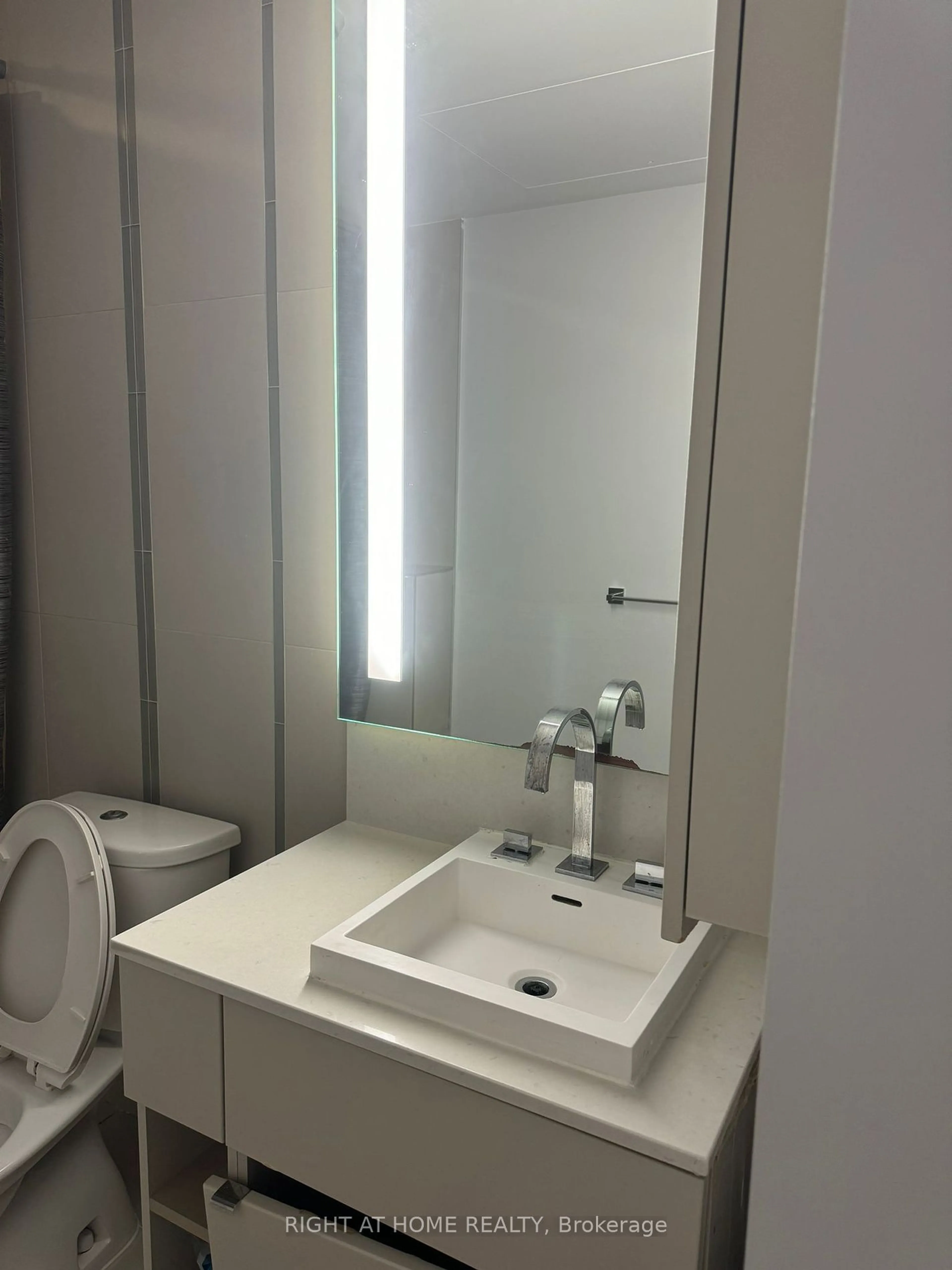 Bathroom for 101 peter St #3408, Toronto Ontario M5V 0G6