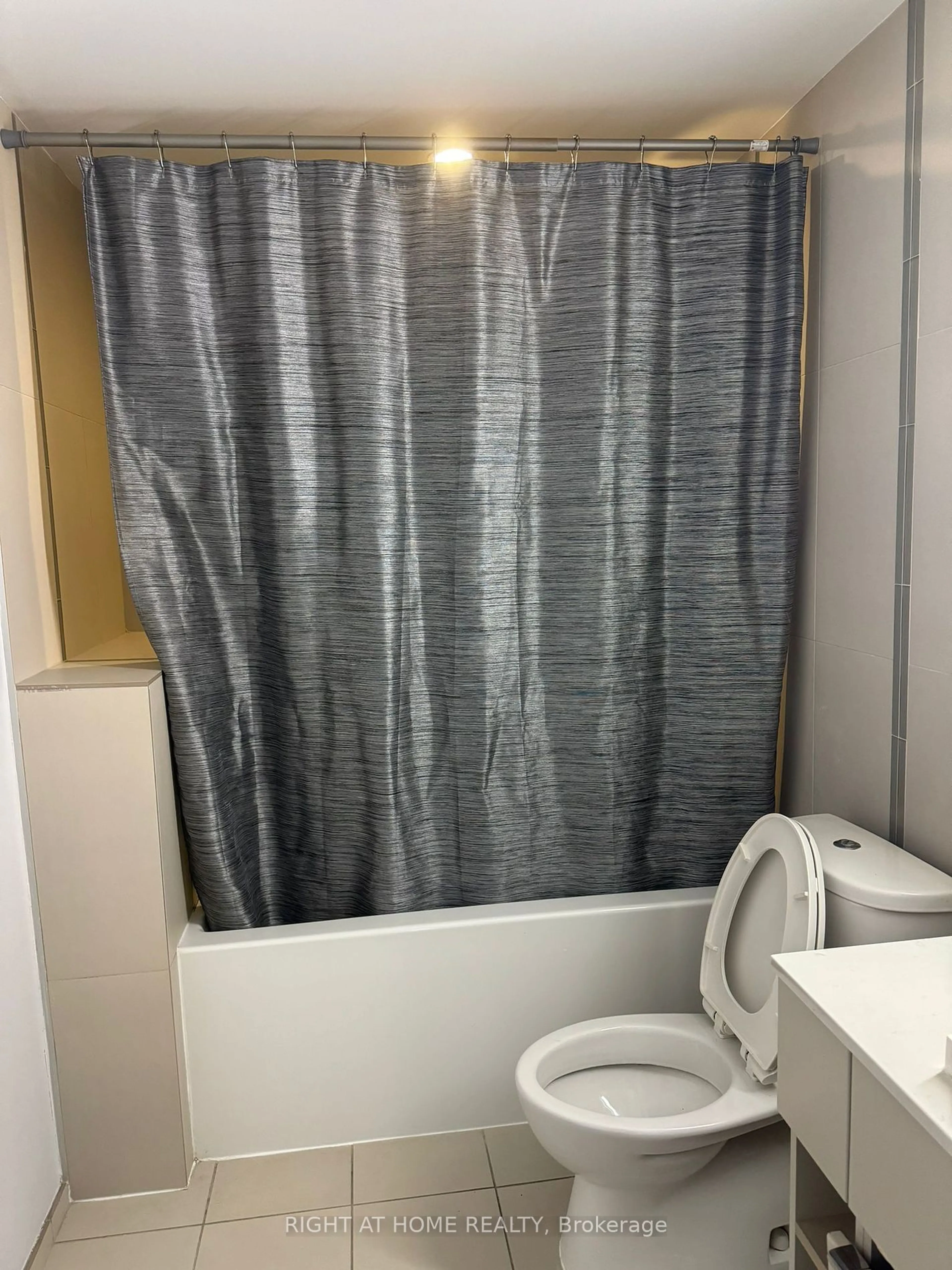 Standard bathroom for 101 peter St #3408, Toronto Ontario M5V 0G6