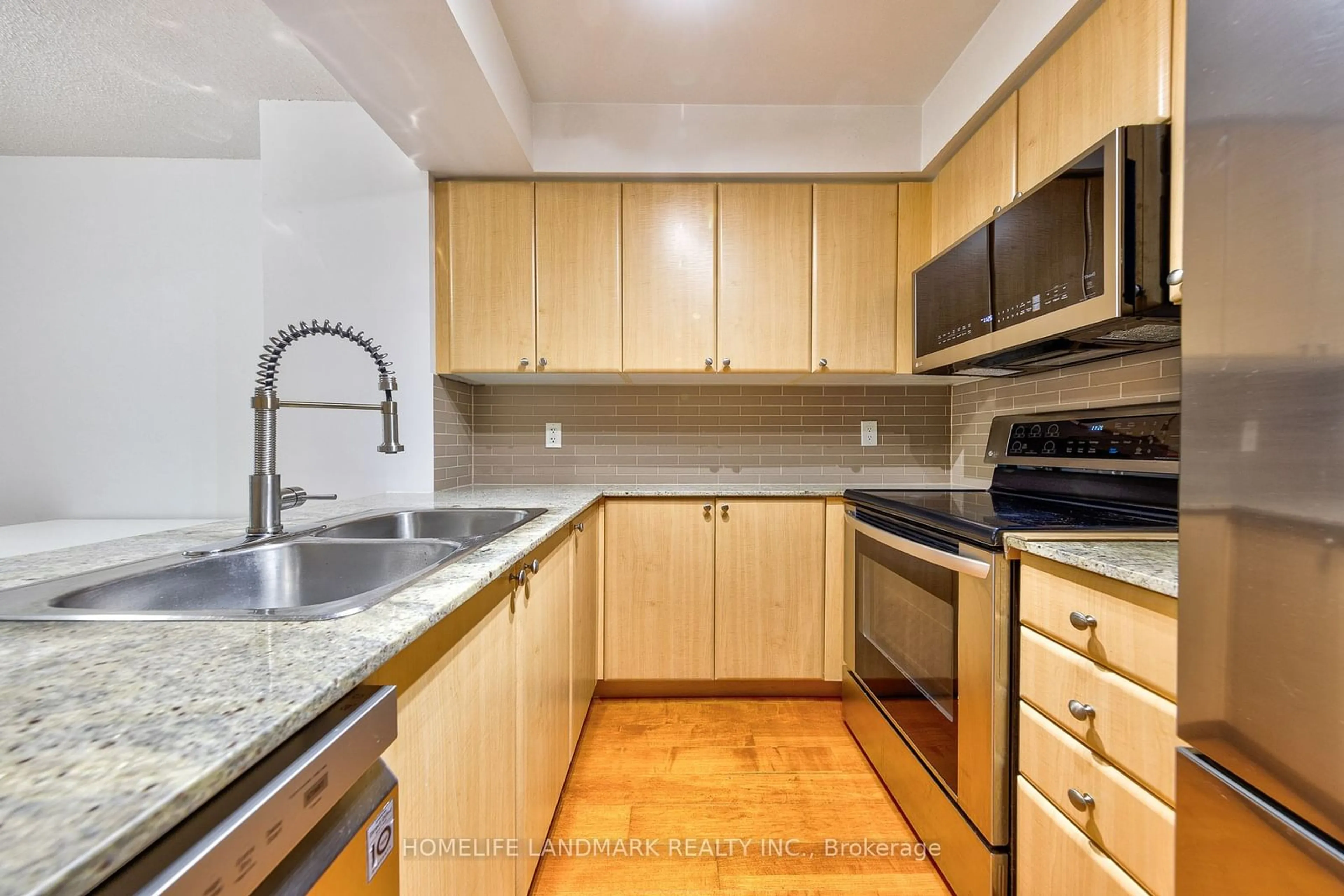 Standard kitchen for 763 Bay St #303, Toronto Ontario M5G 2R3