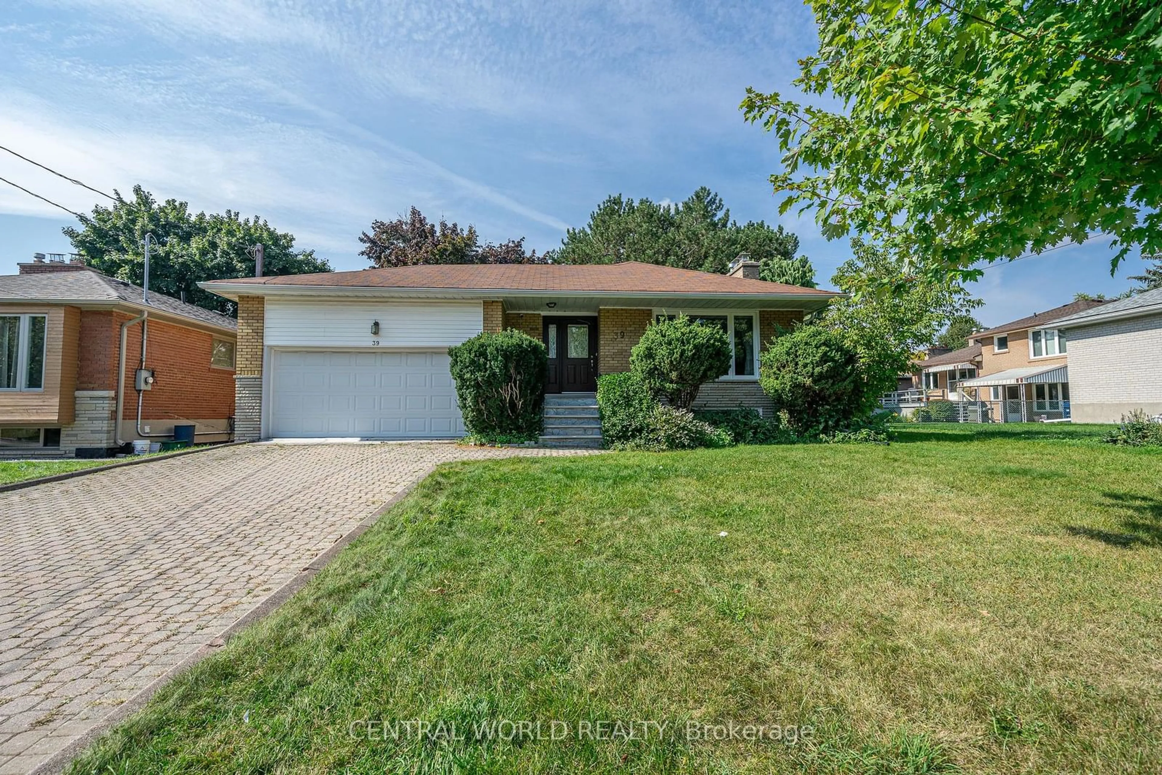 Frontside or backside of a home, the street view for 39 Bathford Cres, Toronto Ontario M2J 2S3