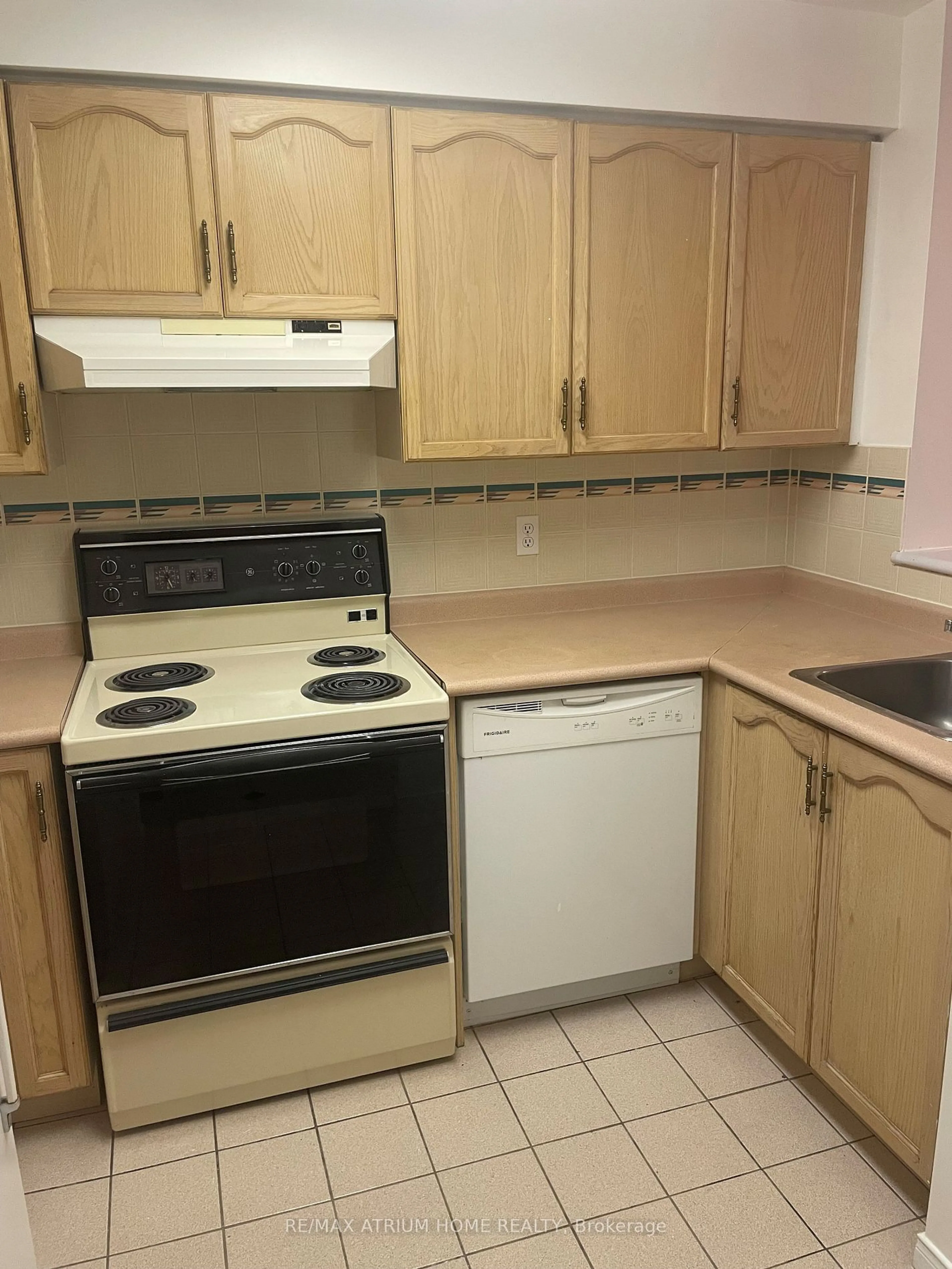 Standard kitchen for 8 Pemberton Ave #511, Toronto Ontario M2M 4K8