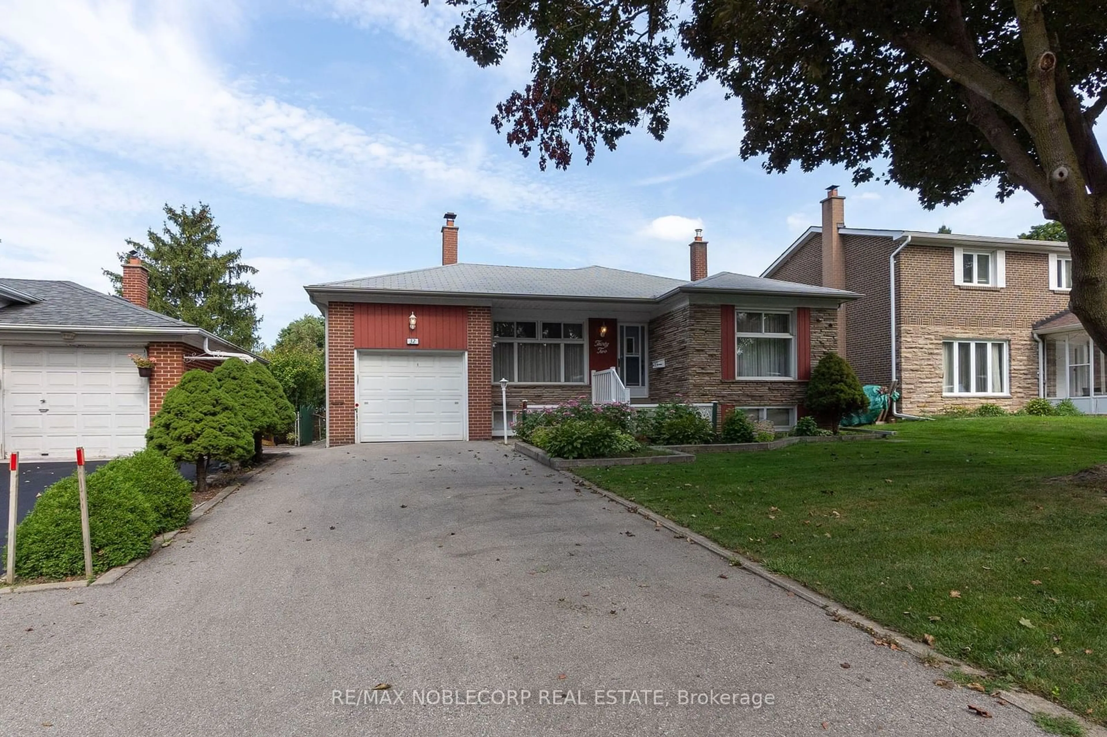 Frontside or backside of a home for 32 Summerside Cres, Toronto Ontario M2H 1X1