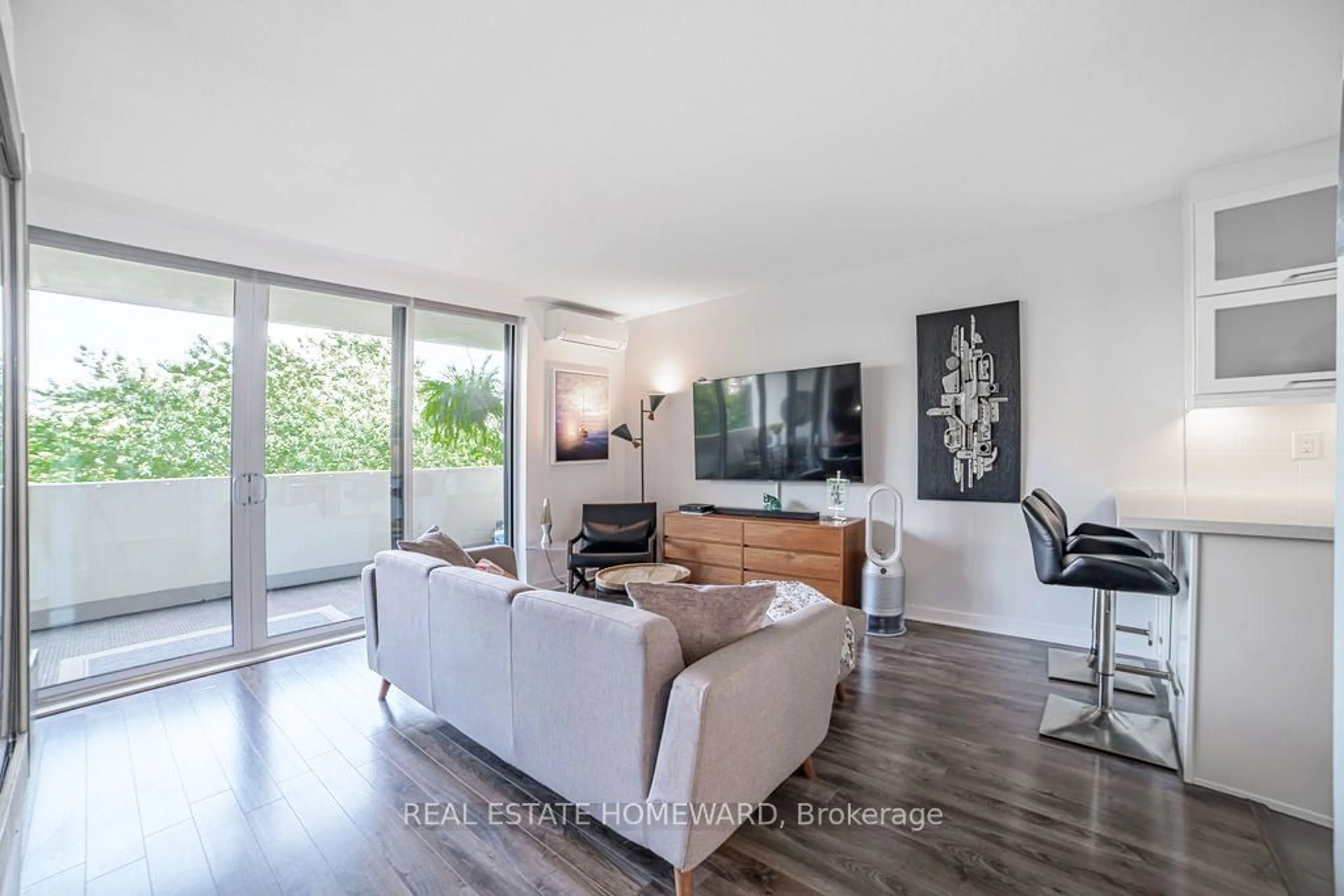 Living room for 40 Homewood Ave #610, Toronto Ontario M4Y 2K2