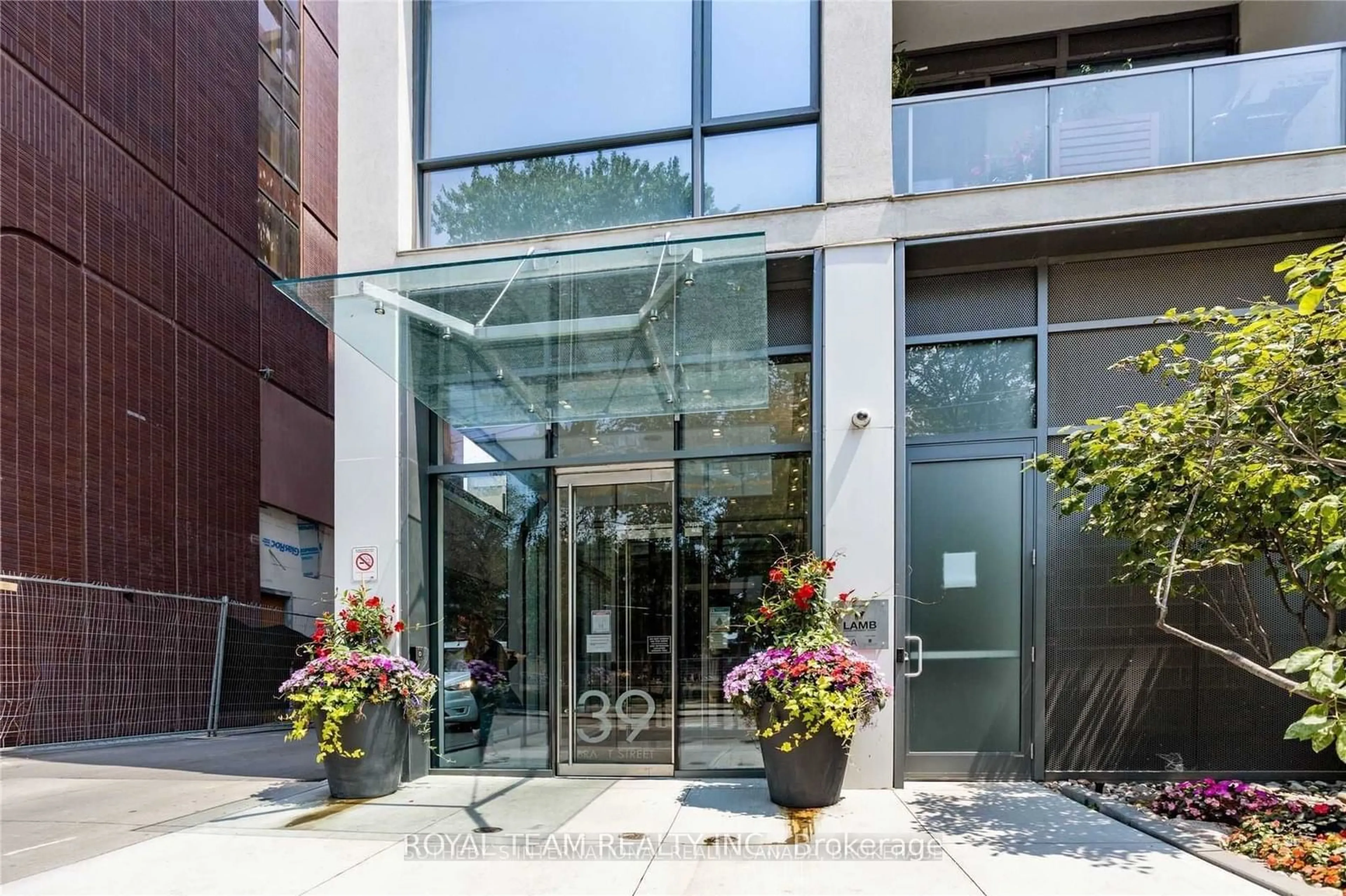 Indoor foyer for 39 Brant St #815, Toronto Ontario M5V 0M8