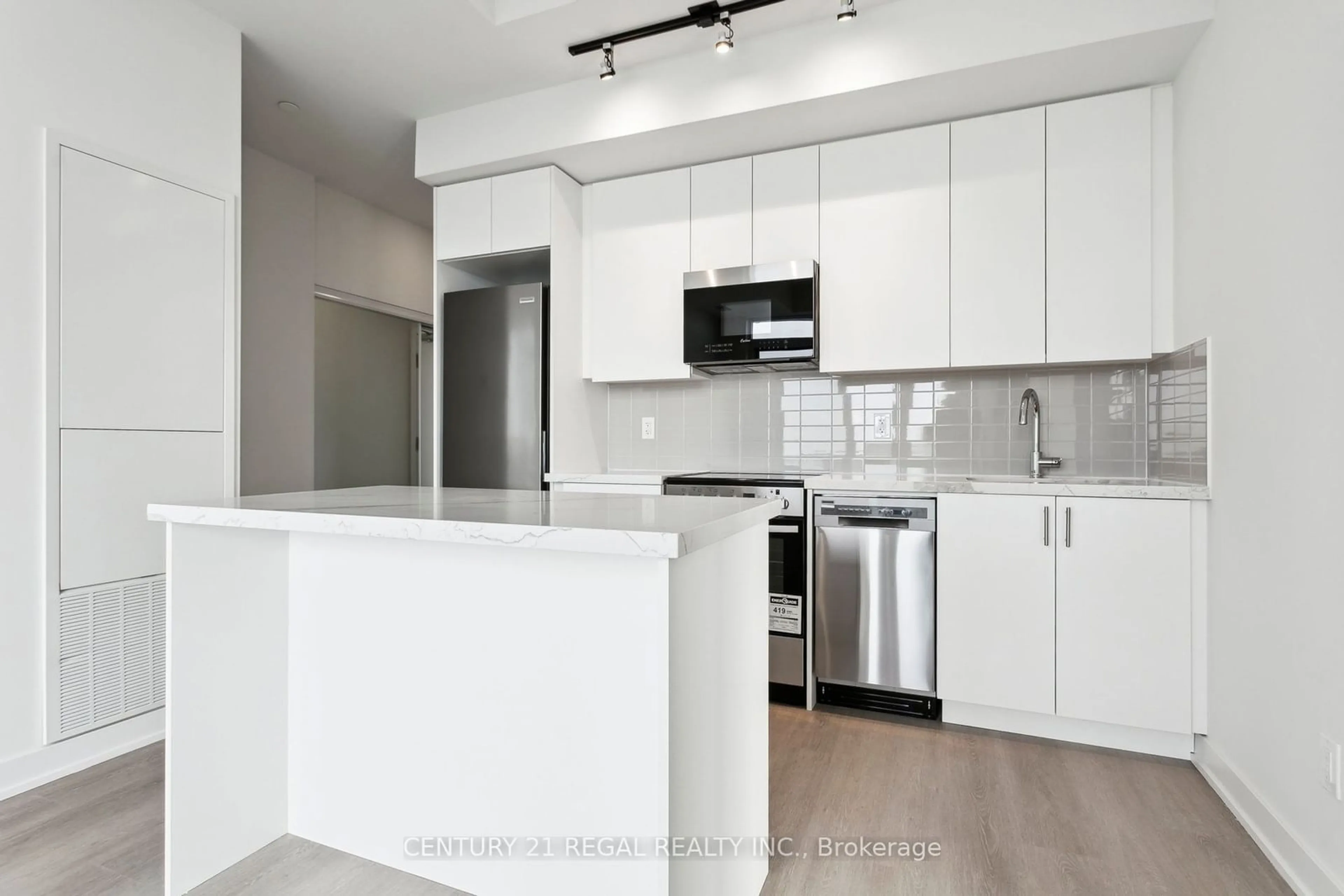 Standard kitchen for 15 Ellerslie Ave #LPH05, Toronto Ontario M2N 0L7