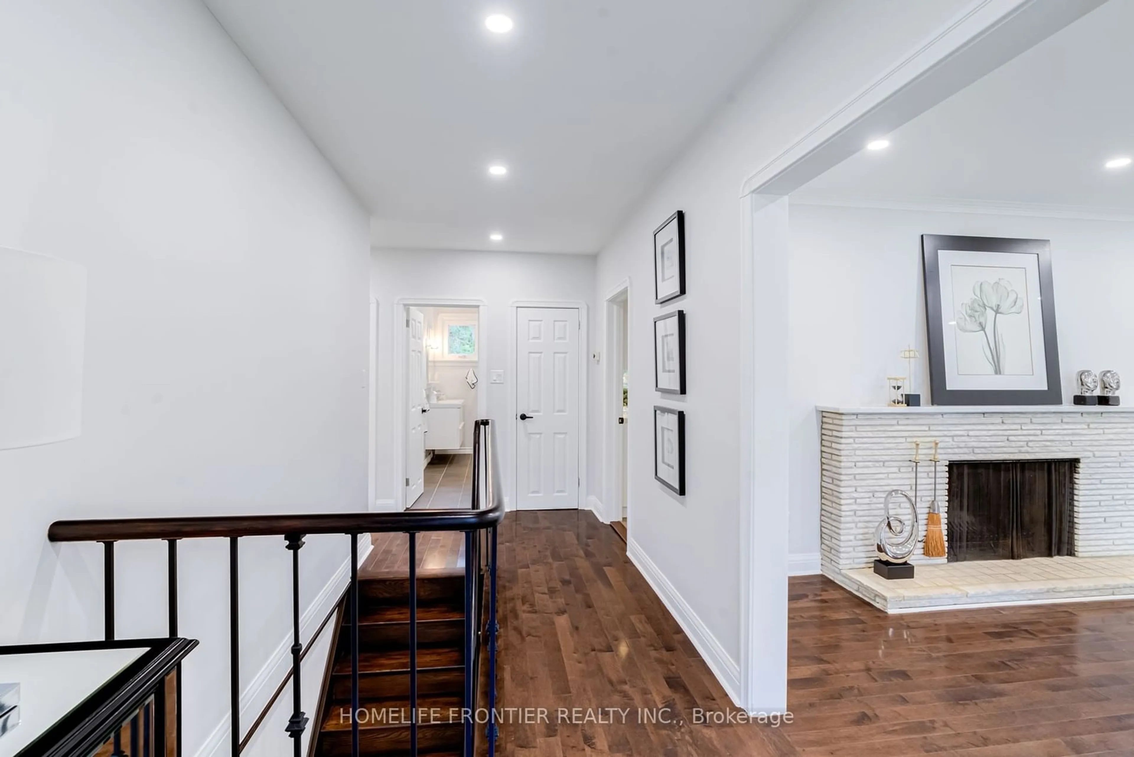 Indoor entryway, wood floors for 26 Flaremore Cres, Toronto Ontario M2K 1V1