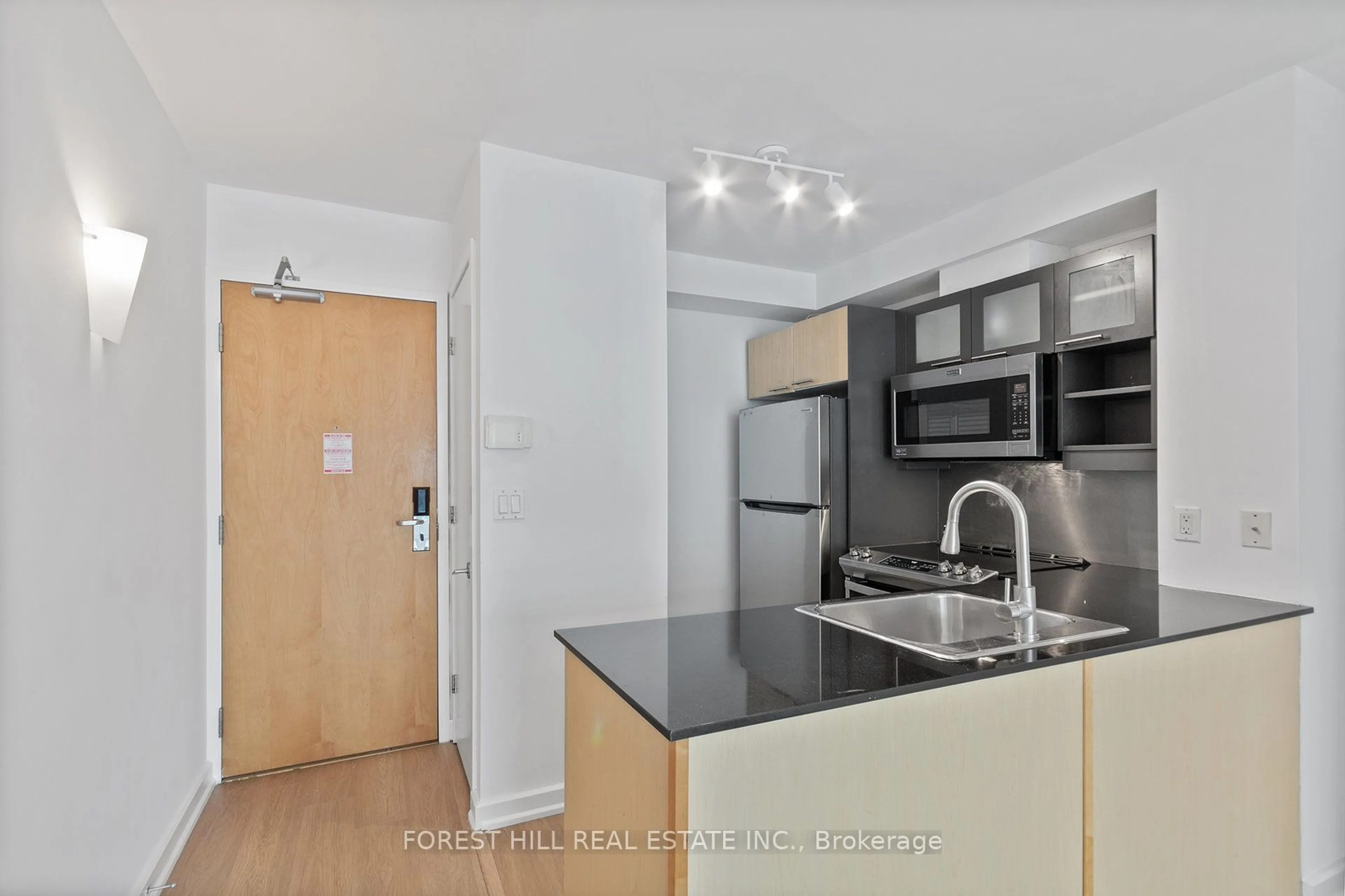 Standard kitchen, wood floors, the street view for 36 Blue Jays Way #528, Toronto Ontario M5V 3T3