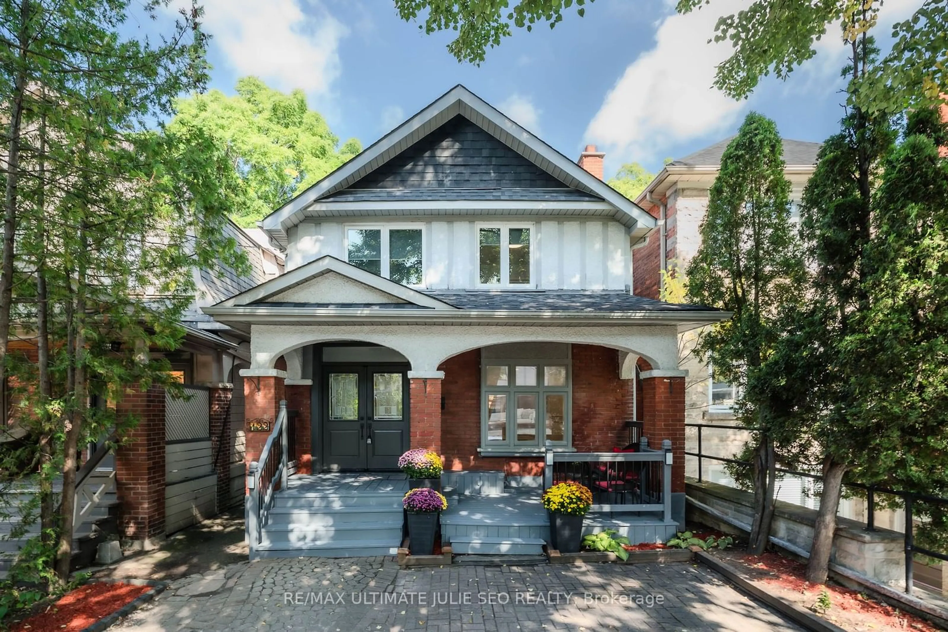 Home with brick exterior material for 122 ROSELAWN Ave, Toronto Ontario M4R 1E6