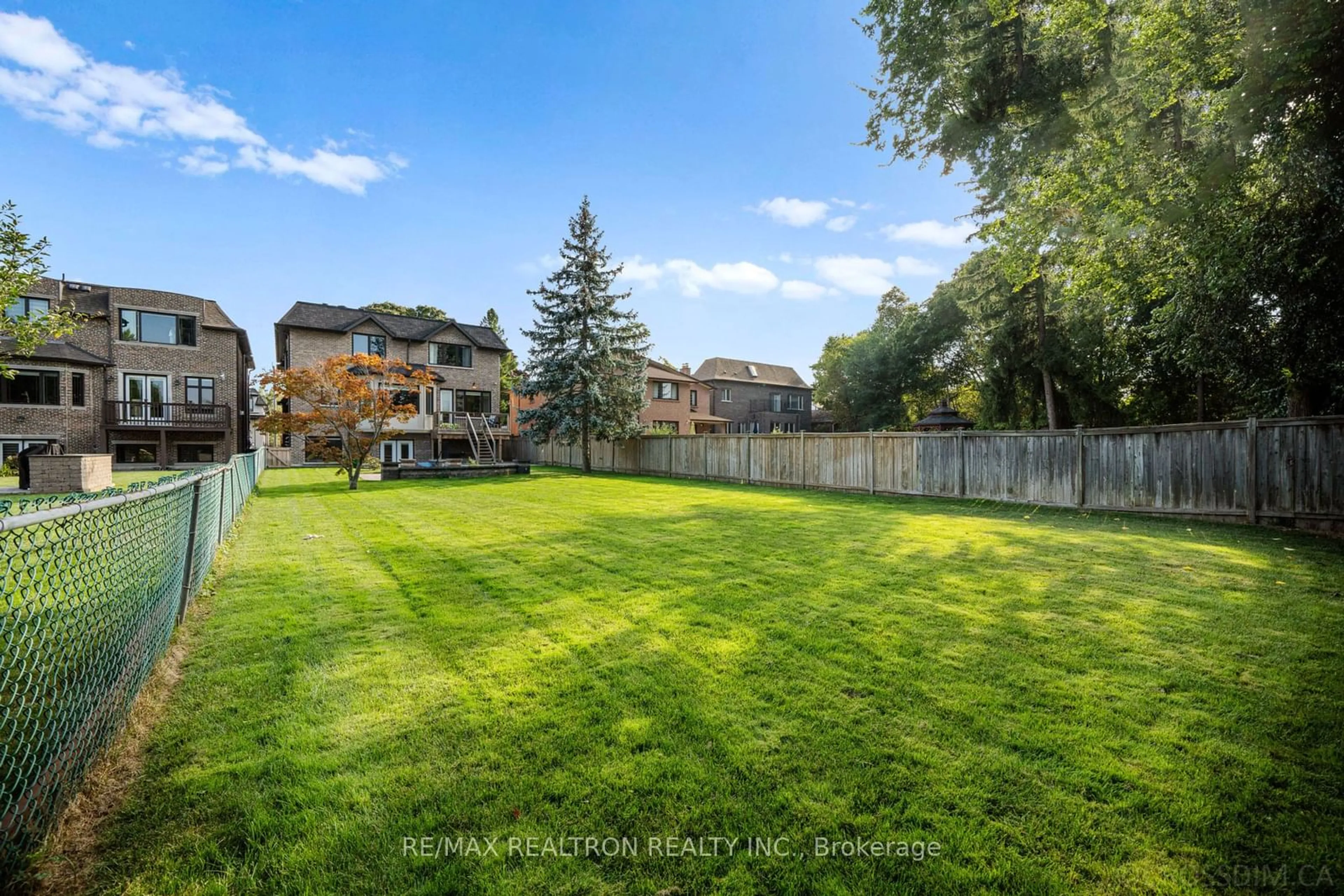 Fenced yard for 52 Northwood Dr, Toronto Ontario M2M 2K1