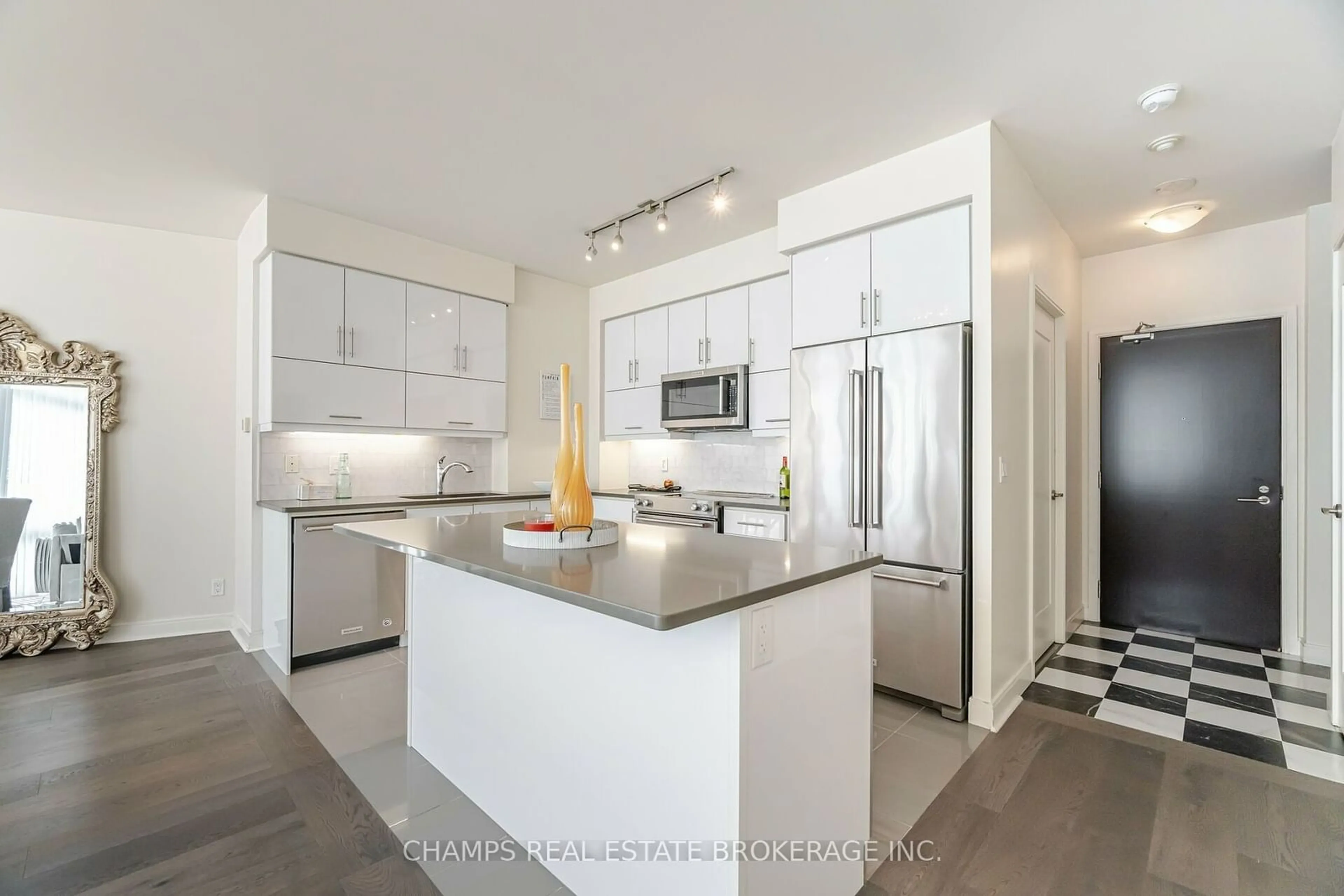 Open concept kitchen for 825 Church St #105, Toronto Ontario M4W 3Z4