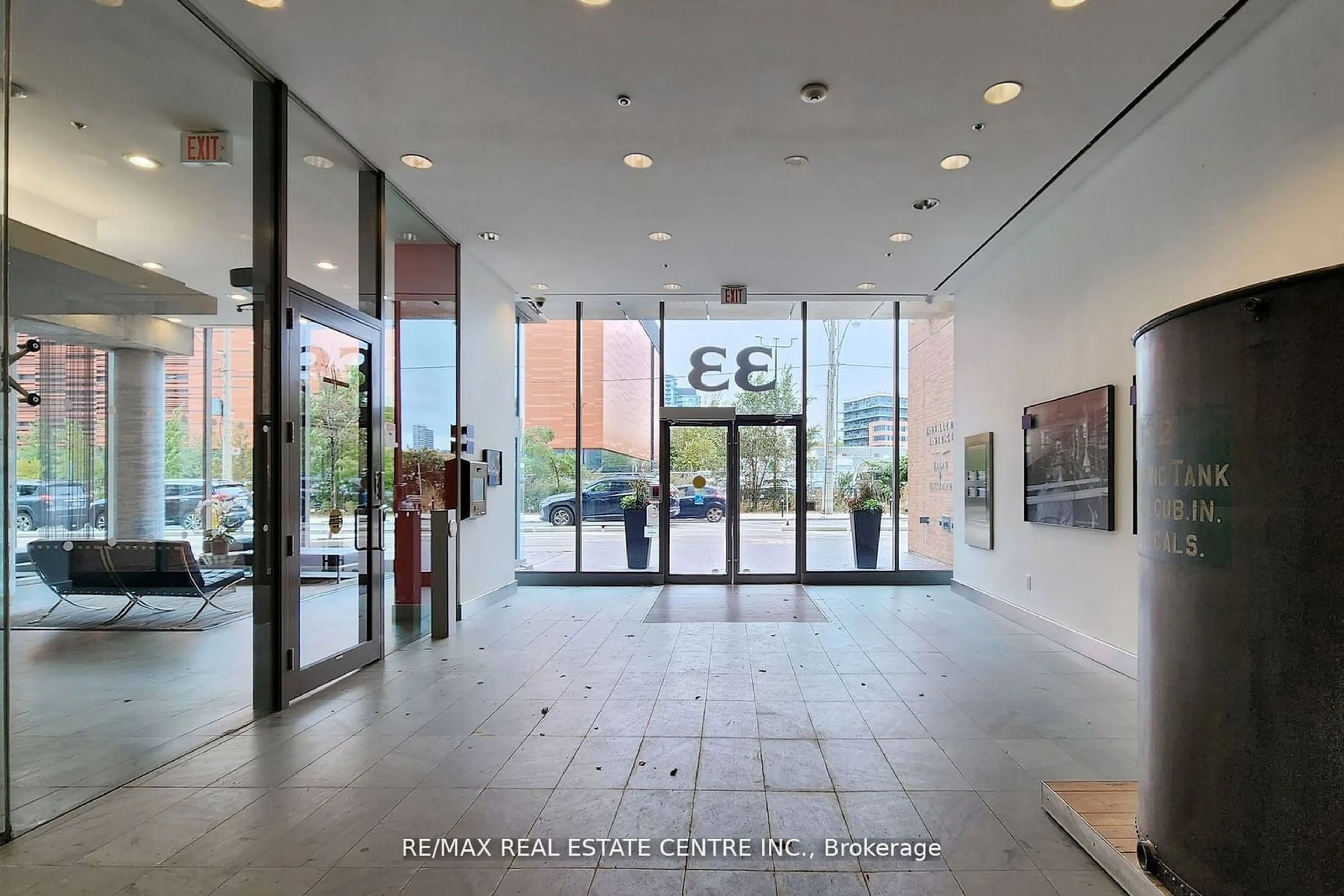 Indoor foyer, ceramic floors for 33 Mill St #312, Toronto Ontario M5A 3N3