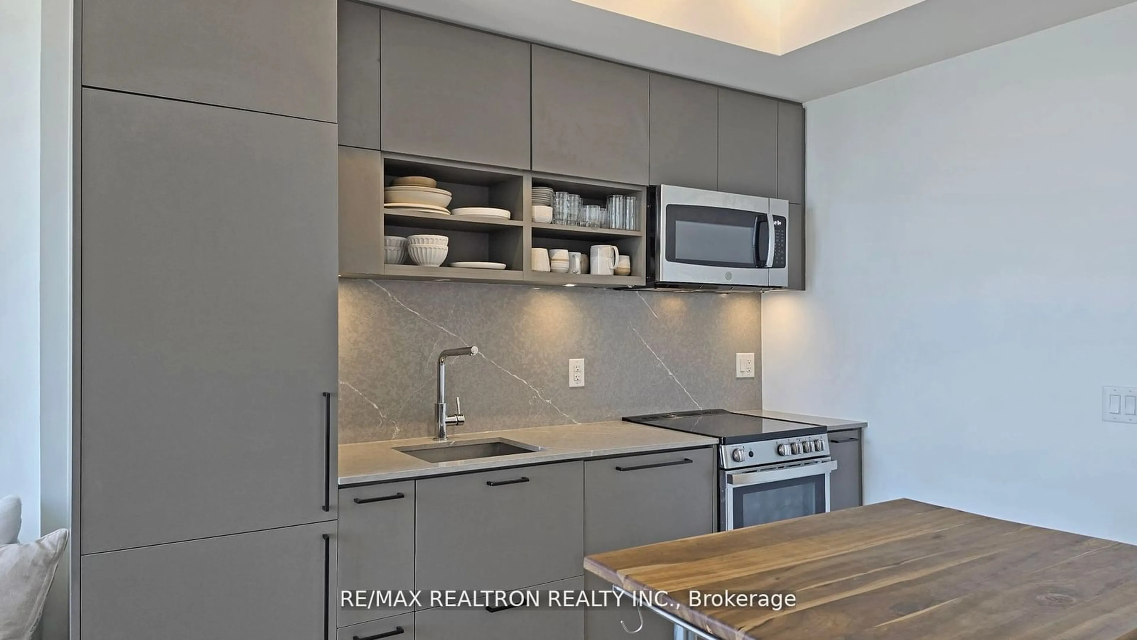 Standard kitchen for 135 East Liberty St #1512, Toronto Ontario M6K 0G7