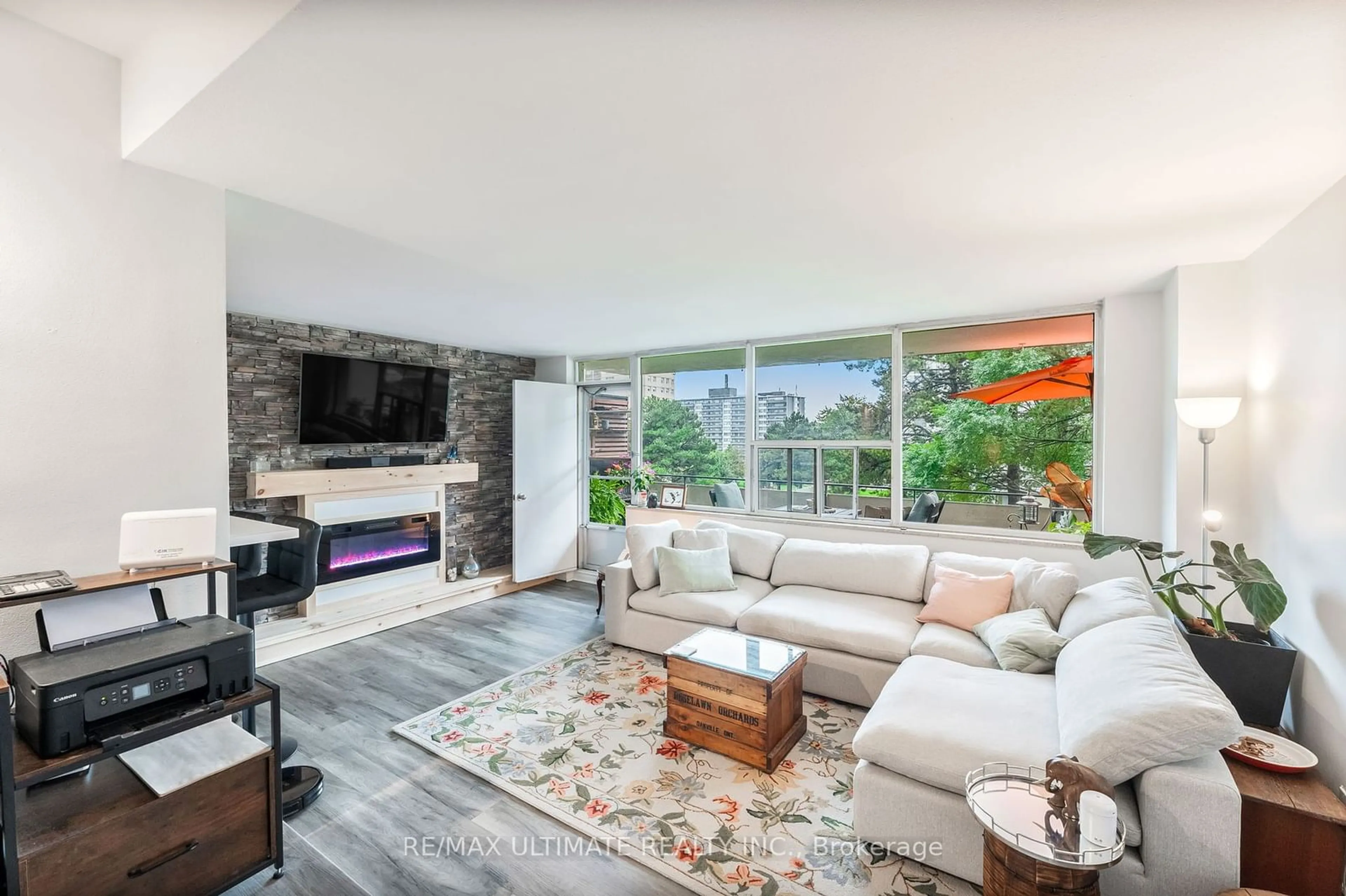 Living room for 20 Forest Manor Rd #204, Toronto Ontario M2J 1M2