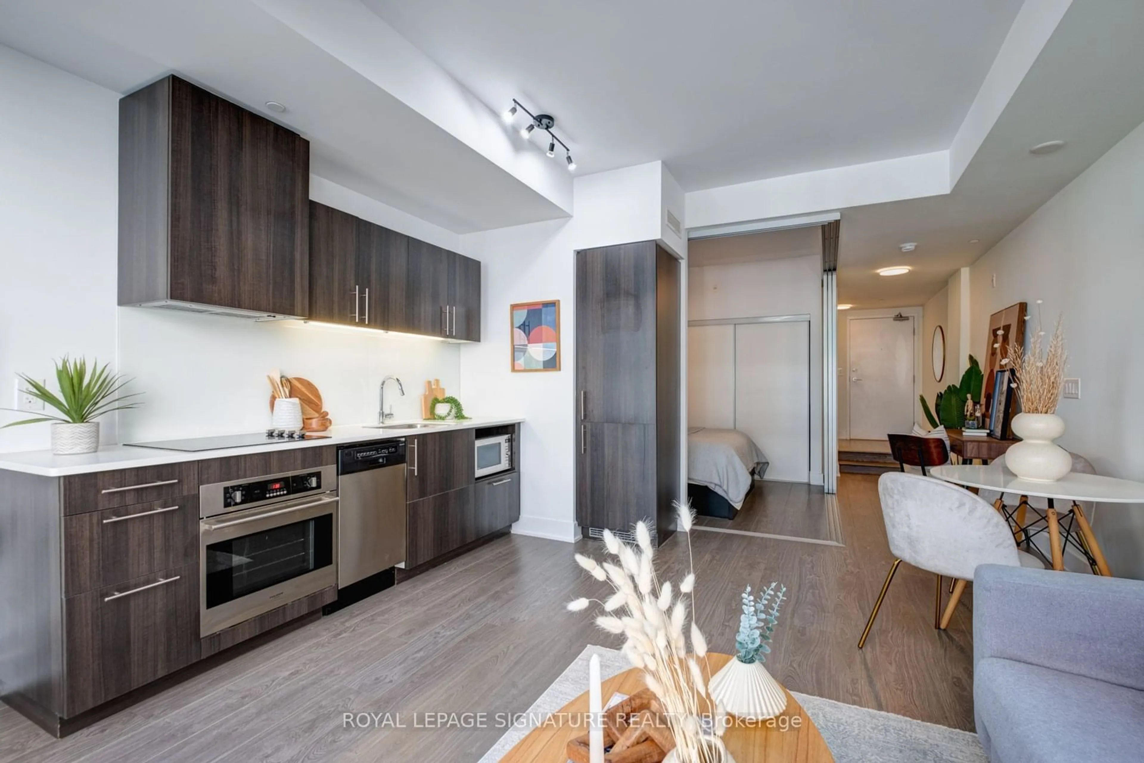 Contemporary kitchen for 508 WELLINGTON St #509, Toronto Ontario M5V 0K8