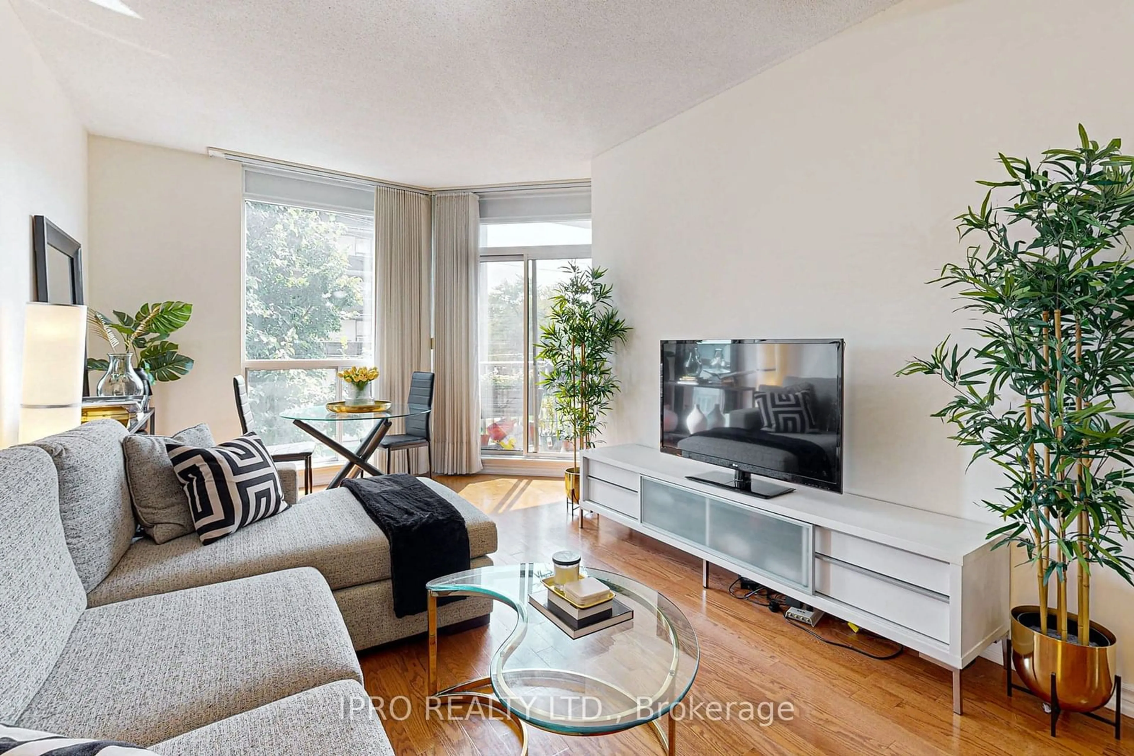 Living room for 4200 Bathurst St #203, Toronto Ontario M3H 6C7