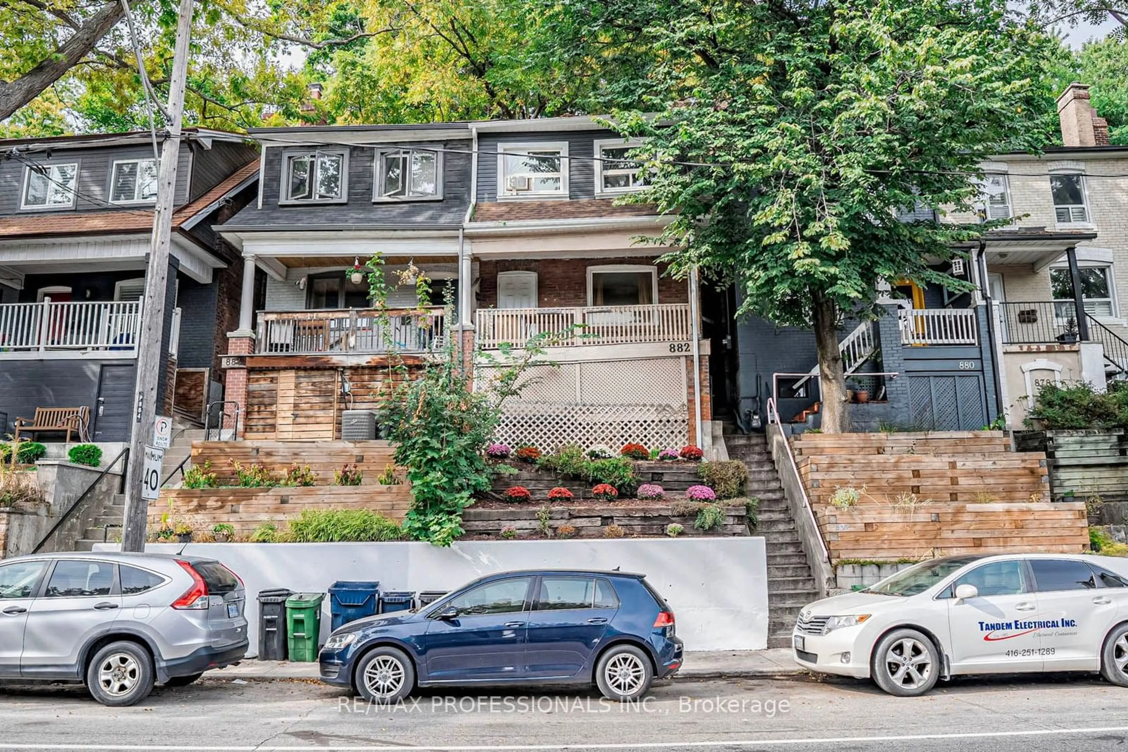 A pic from exterior of the house or condo, the street view for 882 Davenport Rd, Toronto Ontario M6G 2B6