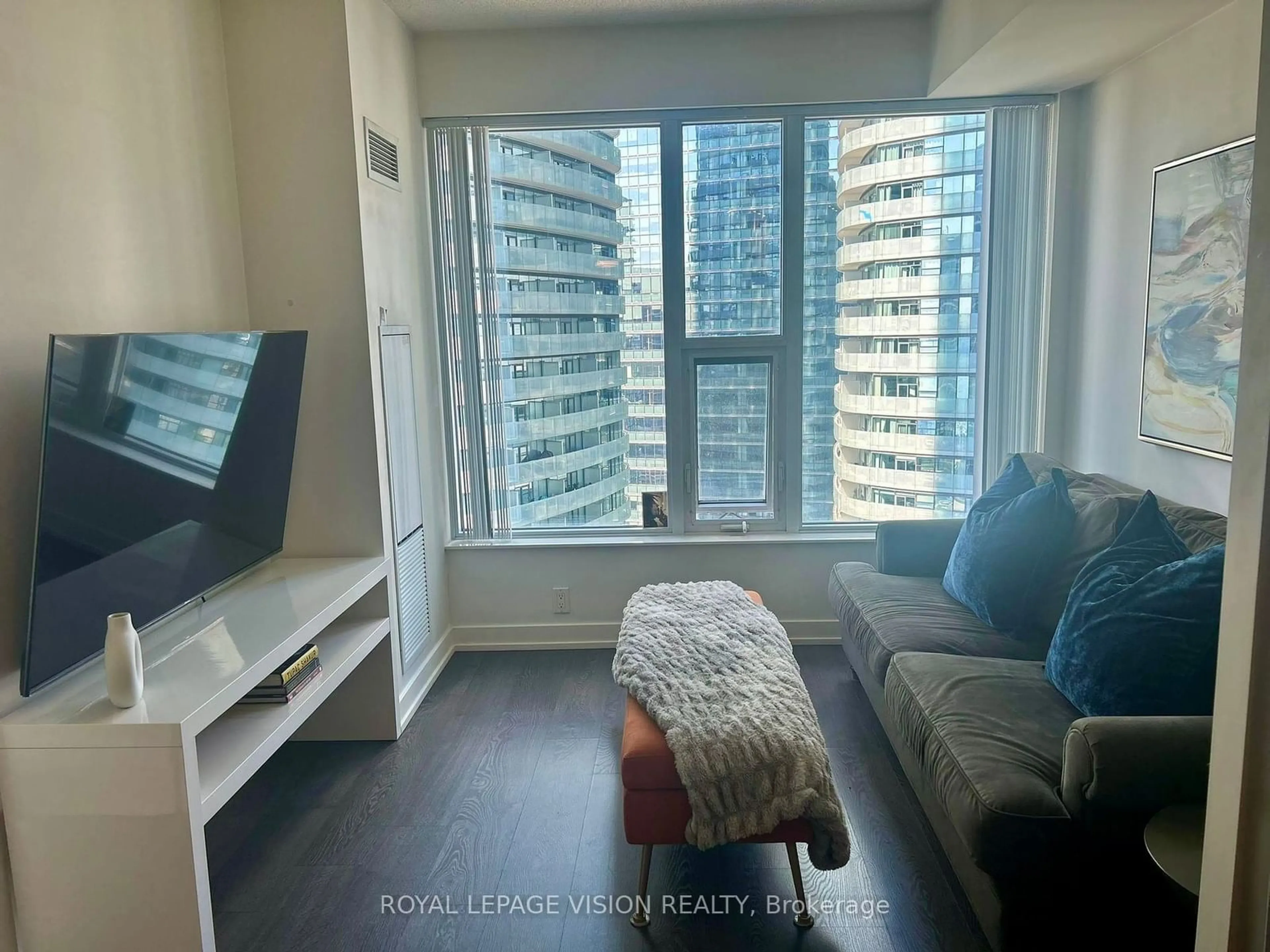 A pic of a room for 10 York St #2401, Toronto Ontario M5J 0E1