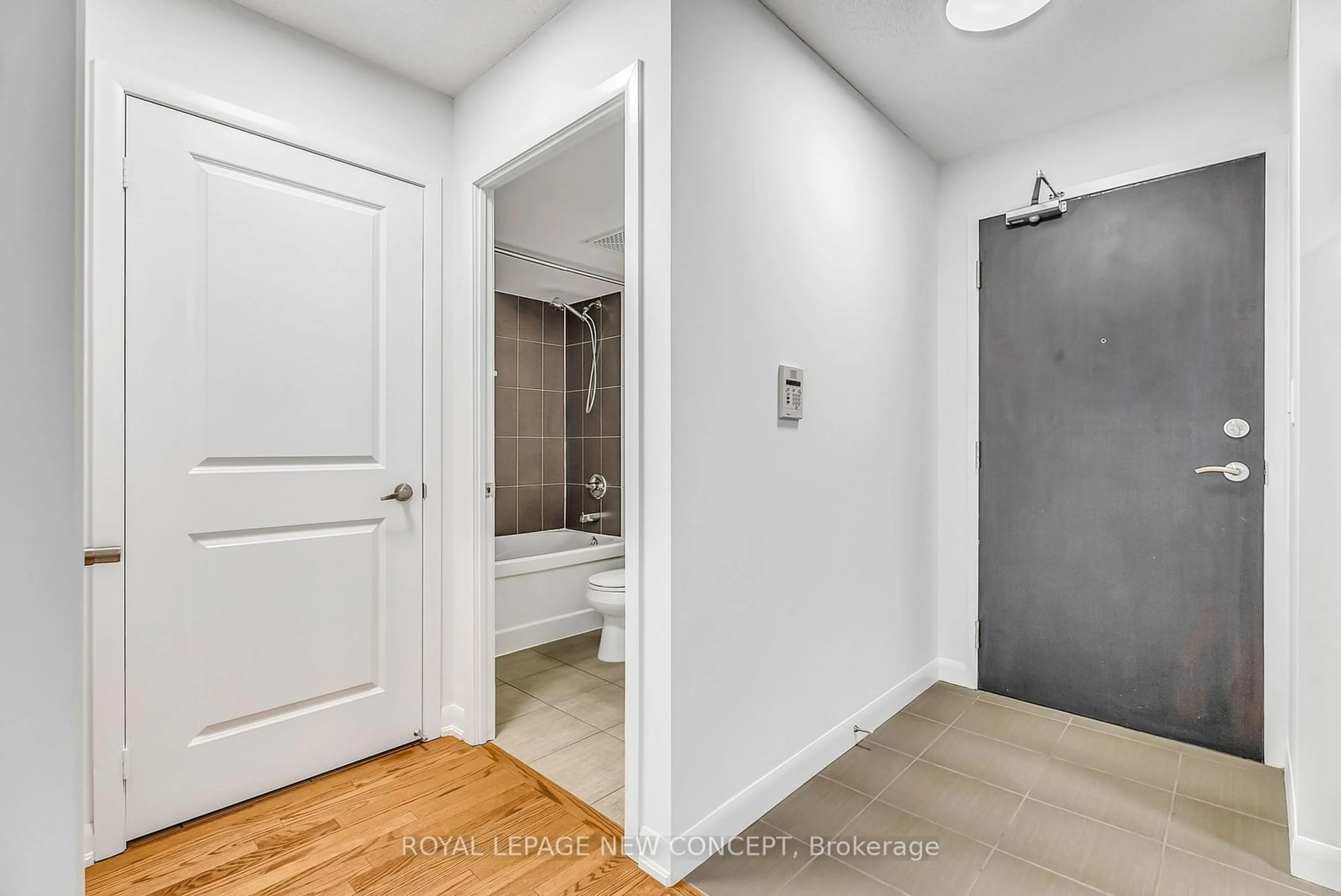 Indoor entryway, wood floors for 5791 Yonge St #2205, Toronto Ontario M2M 0A8