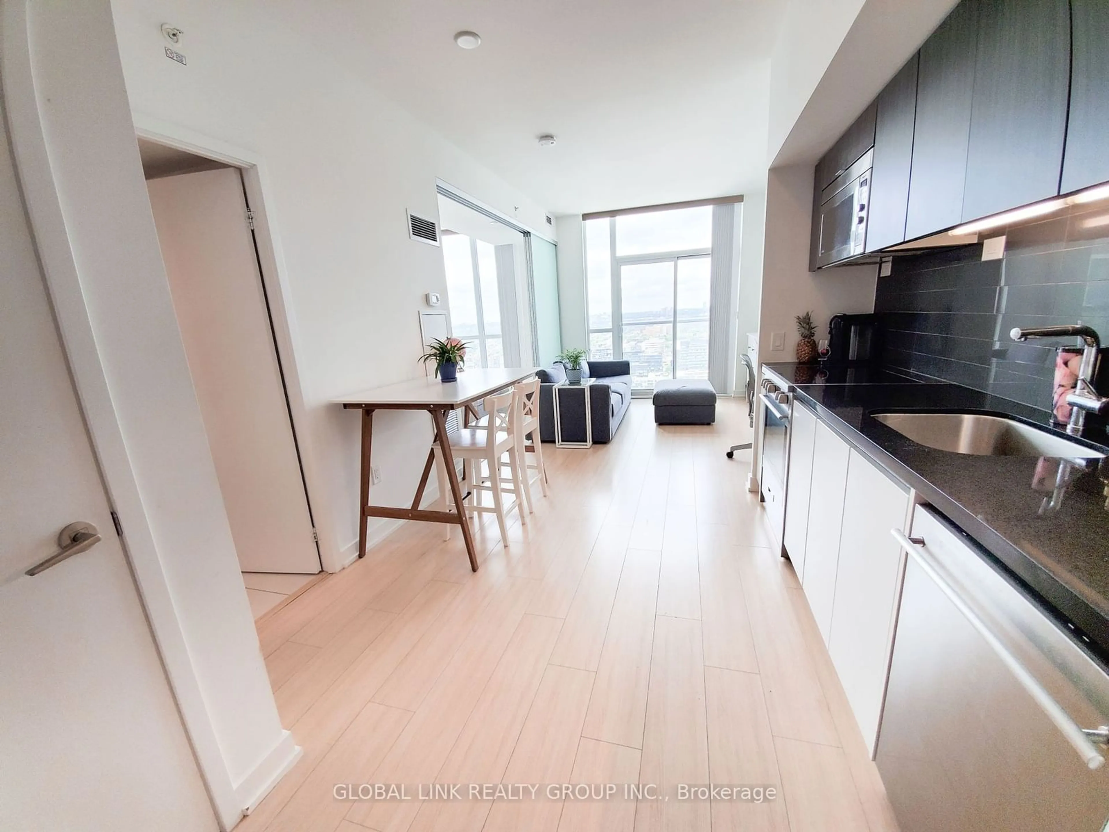 Kitchen for 85 Queens Wharf Rd #4510, Toronto Ontario M5V 0J9