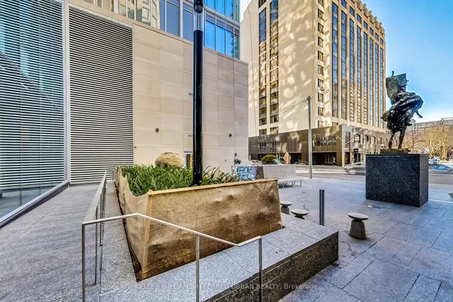 Additional property image - 155 Yorkville Ave Unit 413