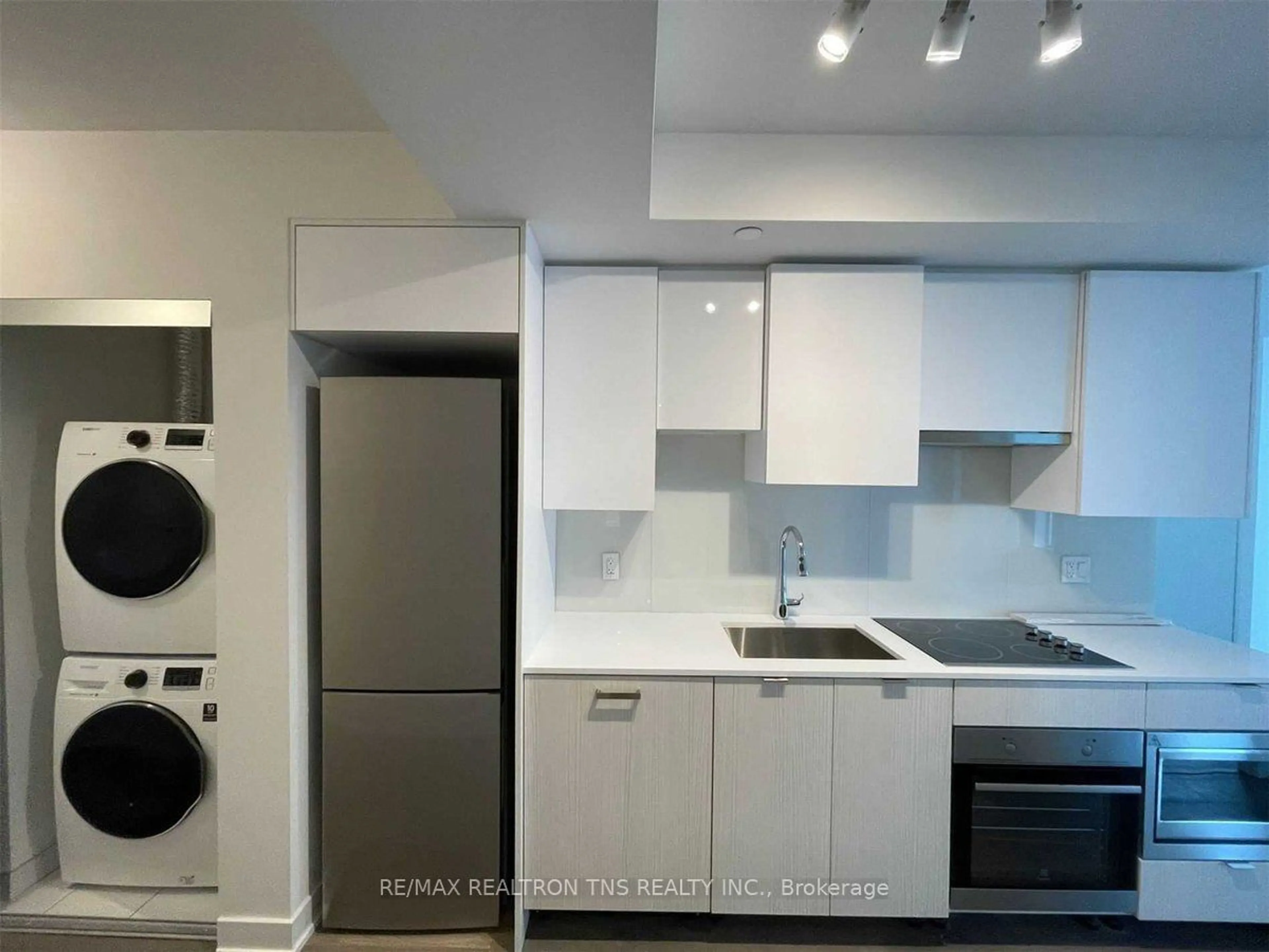 Standard kitchen for 99 Broadway Ave #3308, Toronto Ontario M4P 0E3