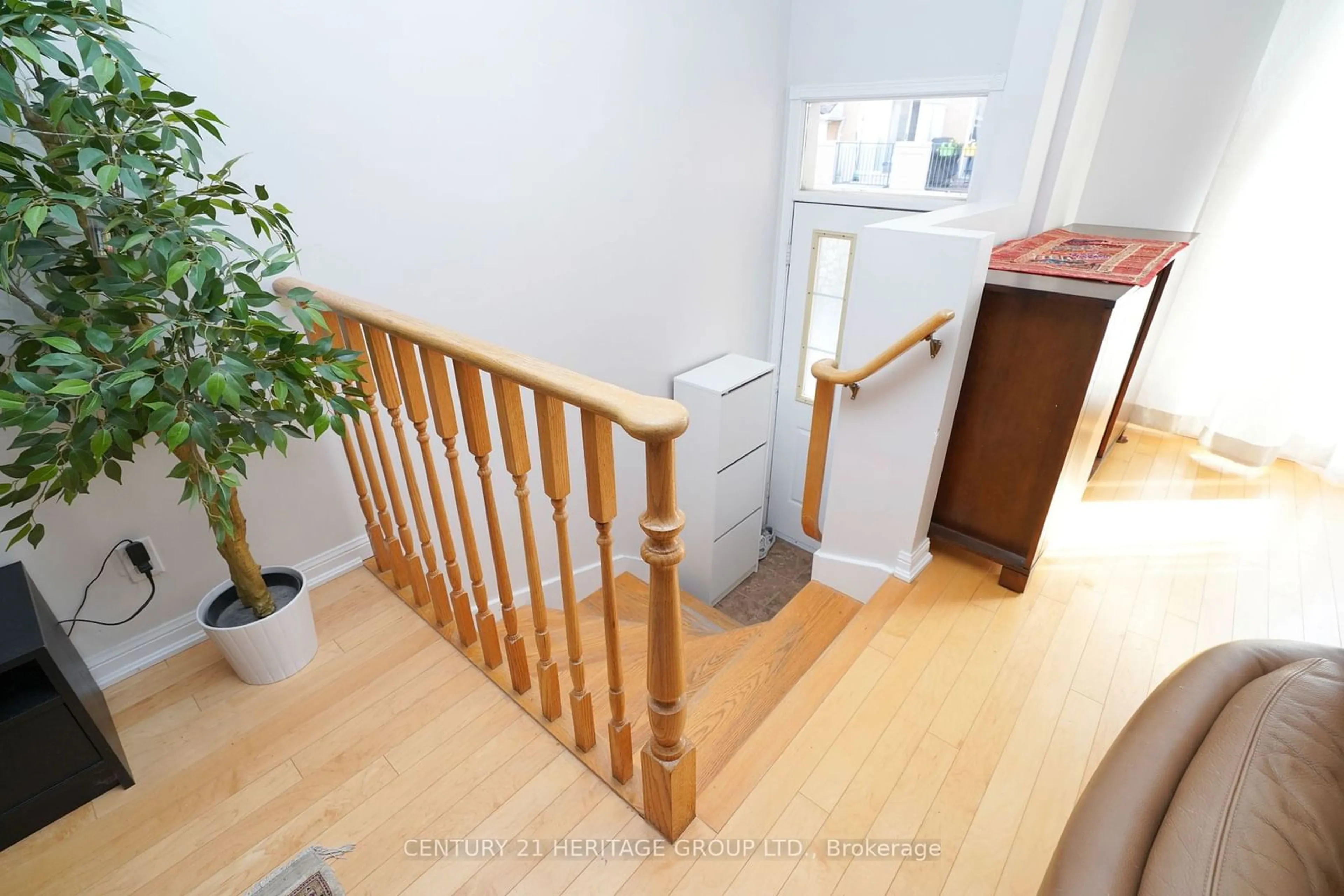 Stairs for 28 Sommerset Way #1506, Toronto Ontario M2N 6W7