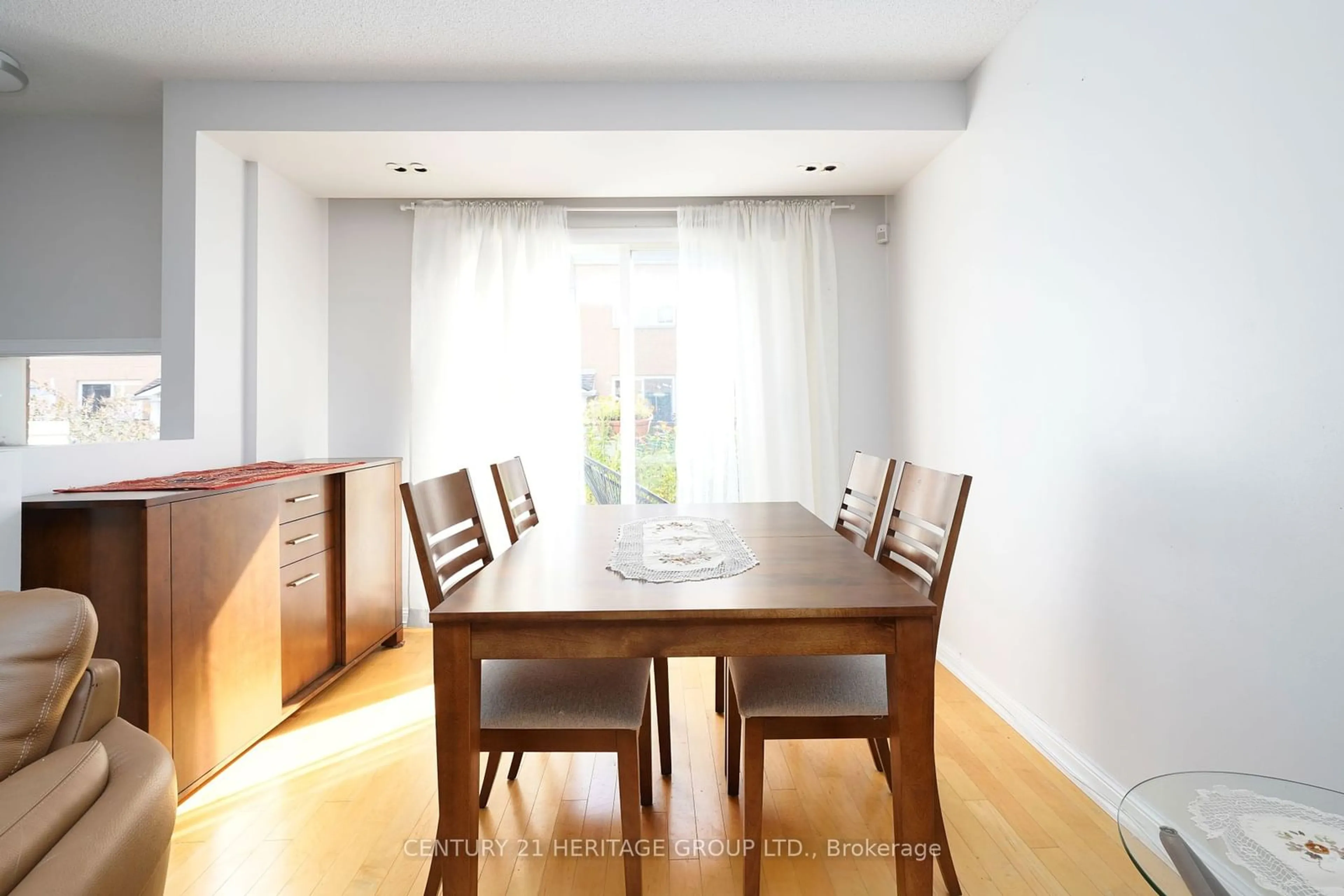 Dining room, wood floors, cottage for 28 Sommerset Way #1506, Toronto Ontario M2N 6W7