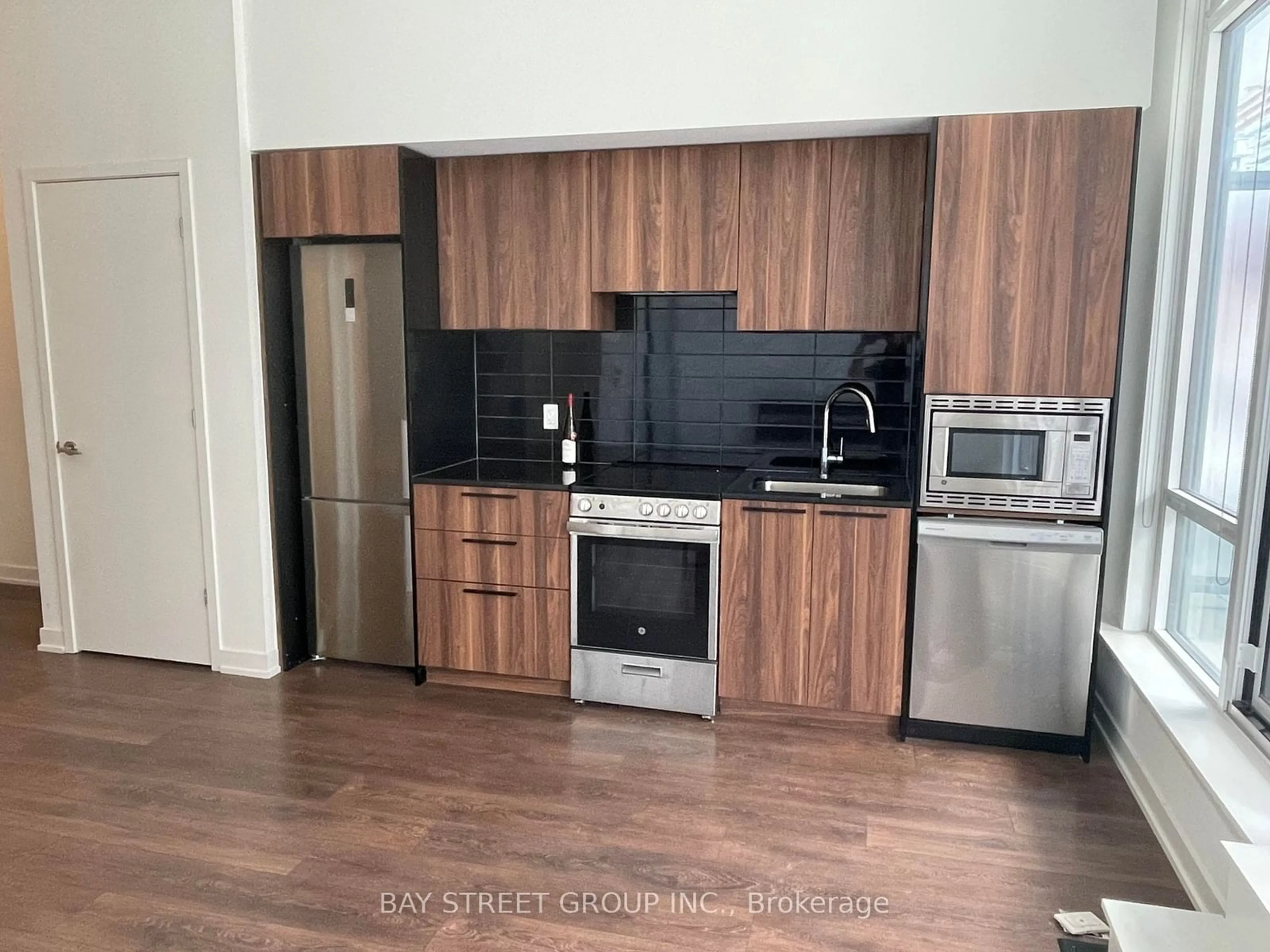 Standard kitchen for 18 Maitland Terr #611, Toronto Ontario M4Y 0H2