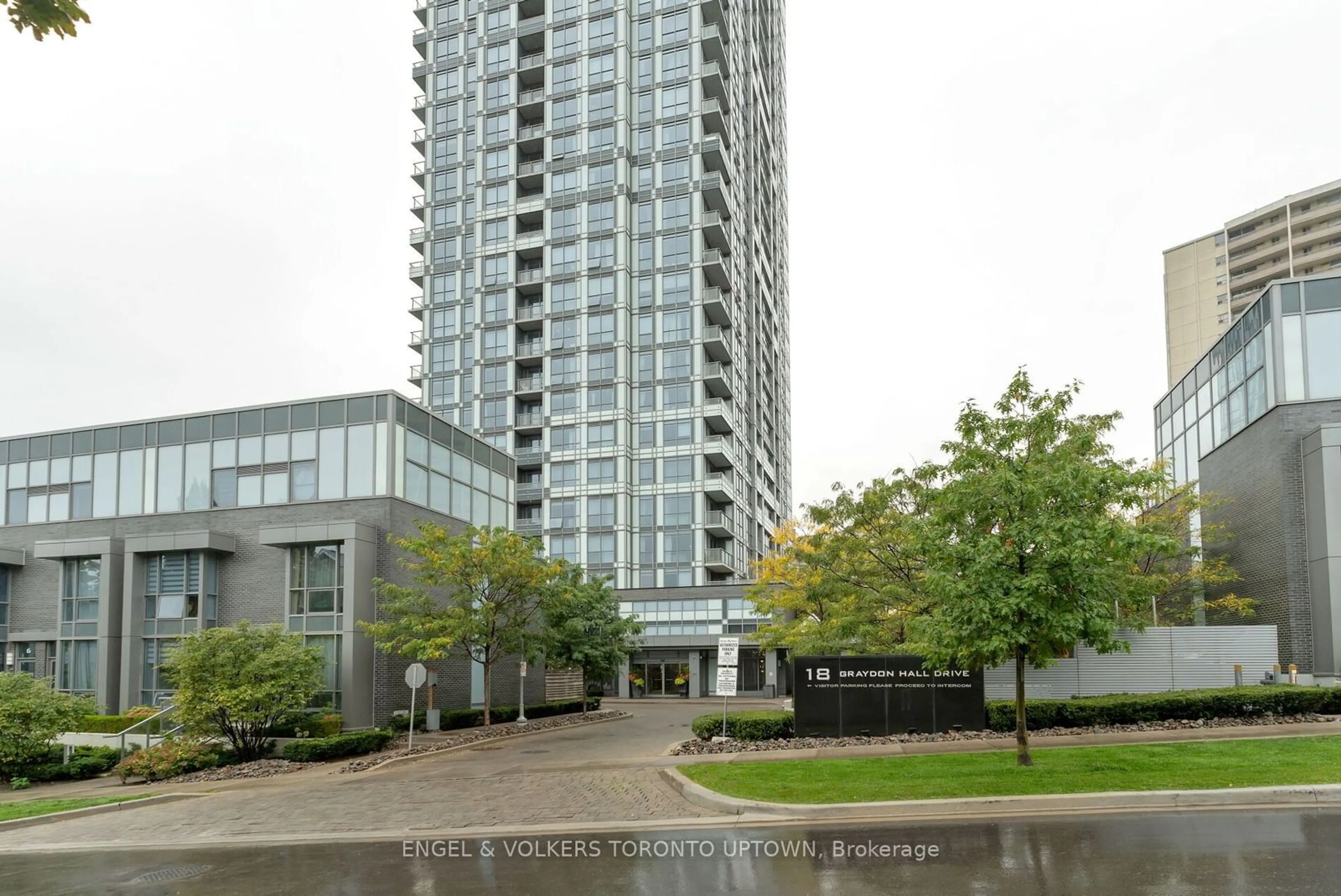 A pic from exterior of the house or condo for 18 Graydon Hall Dr #811, Toronto Ontario M3A 0A4