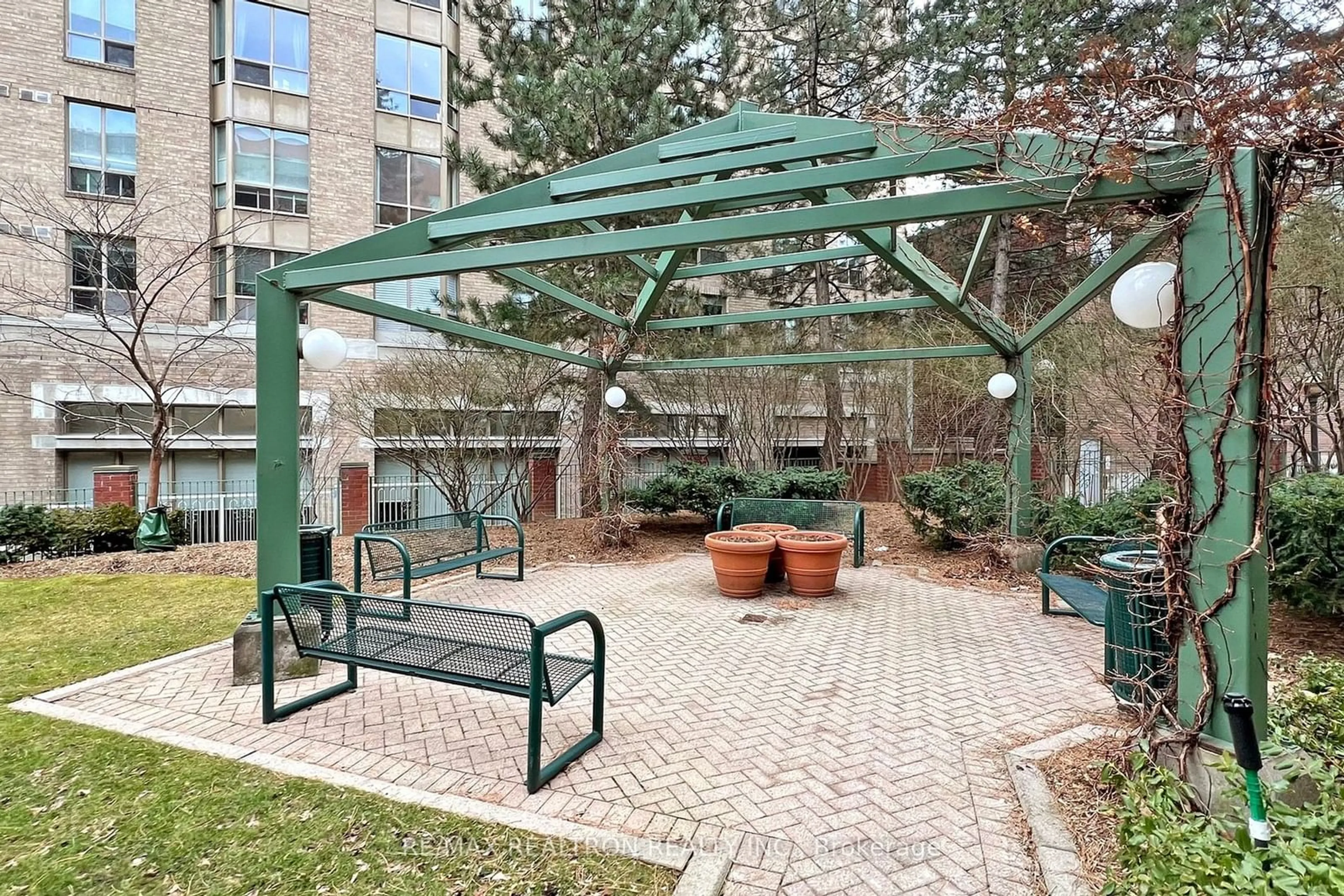 Patio for 95 Prince Arthur Ave #311, Toronto Ontario M5R 3P6