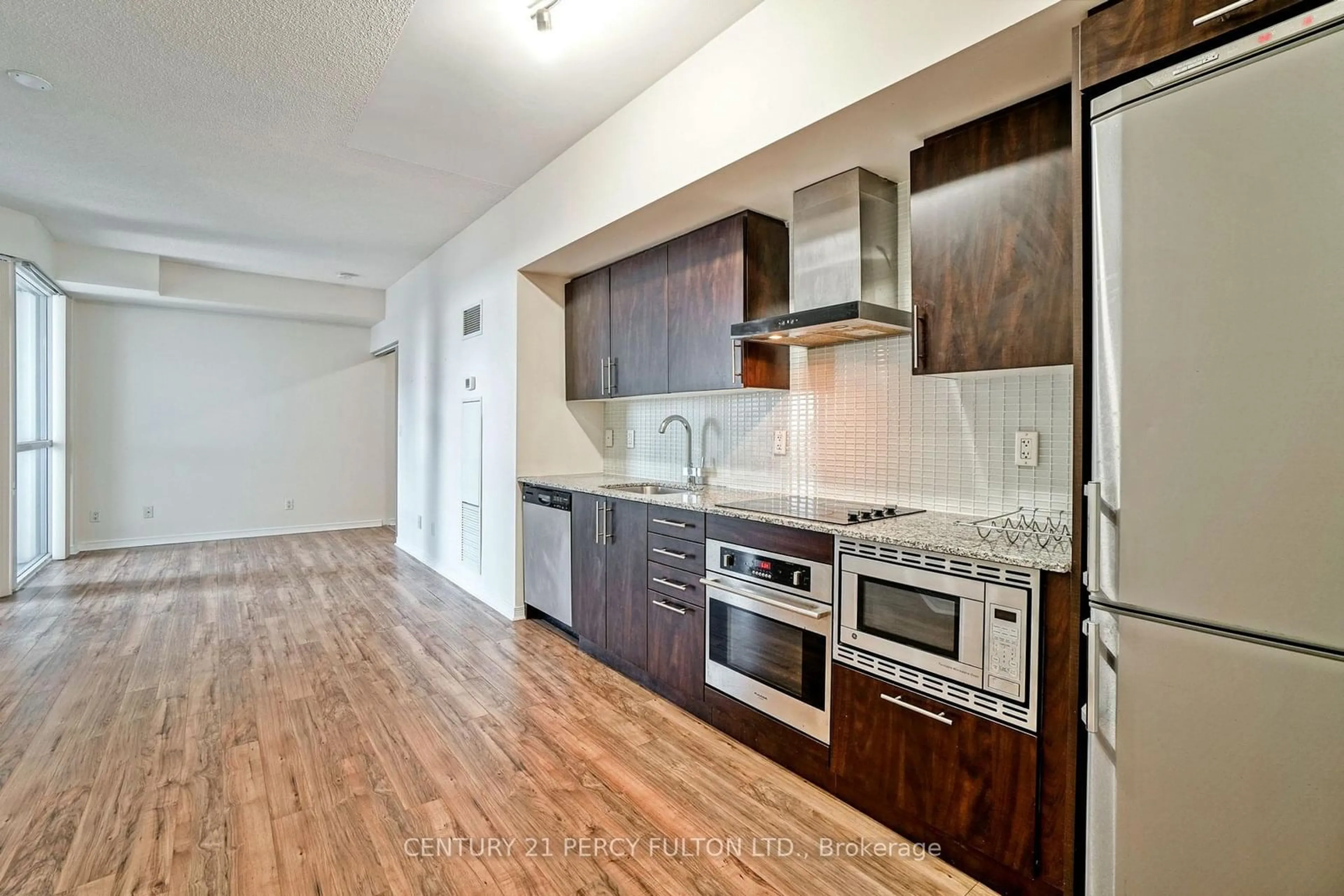 Standard kitchen for 352 Front St #2211, Toronto Ontario M5V 0K3