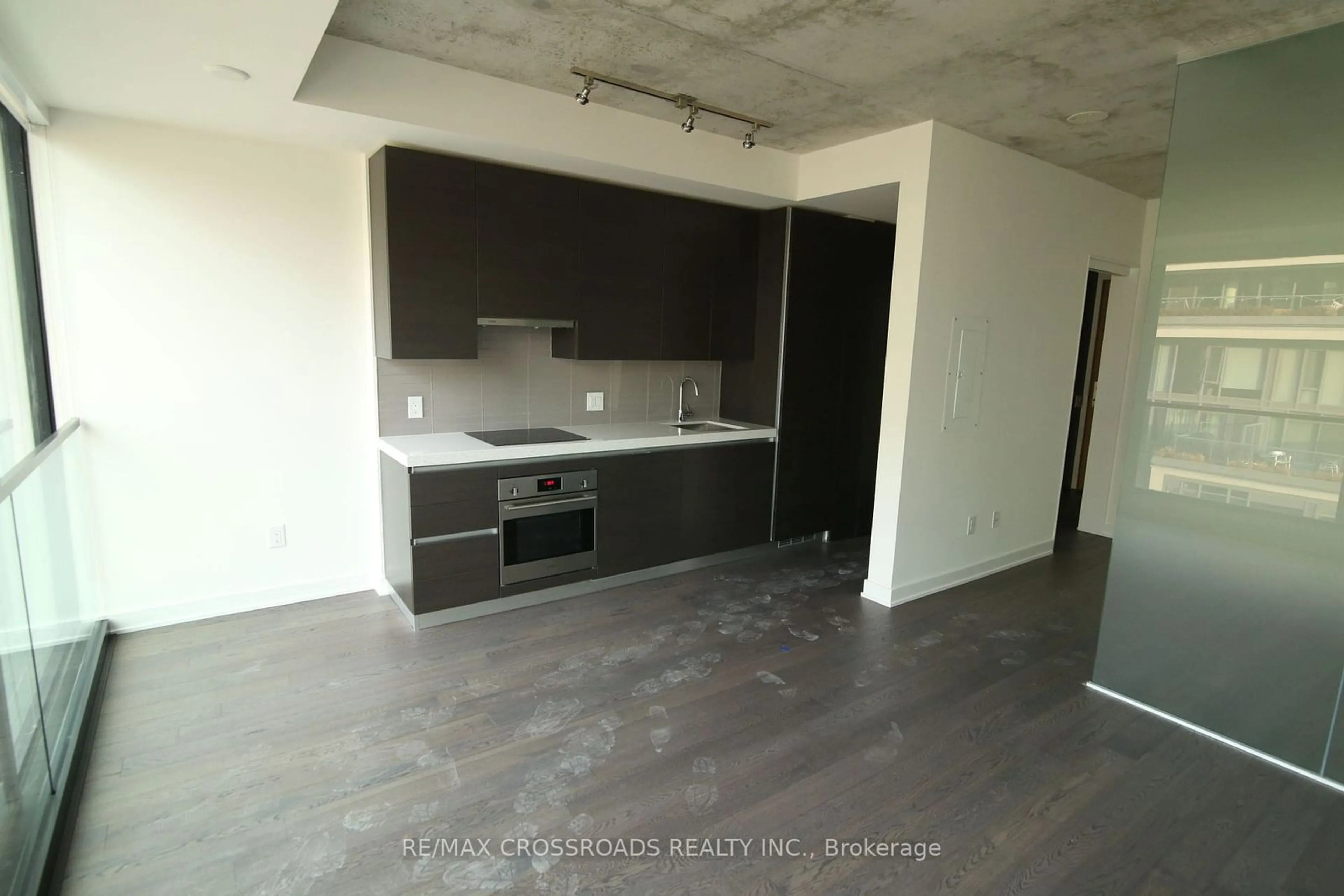 Standard kitchen for 629 King St #720, Toronto Ontario M5V 0G9