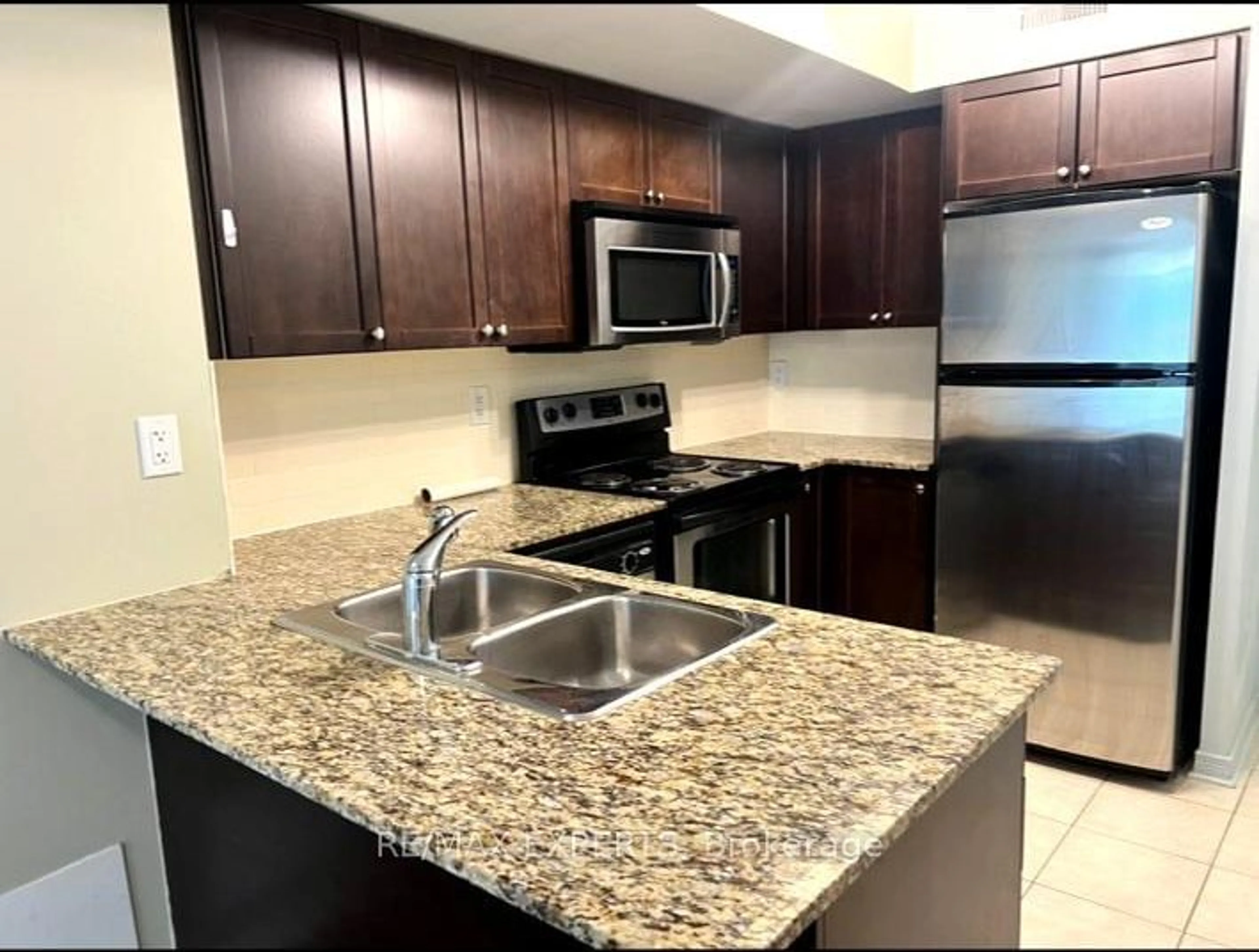 Standard kitchen for 21 Ruttan St #TH 141, Toronto Ontario M6P 0A1