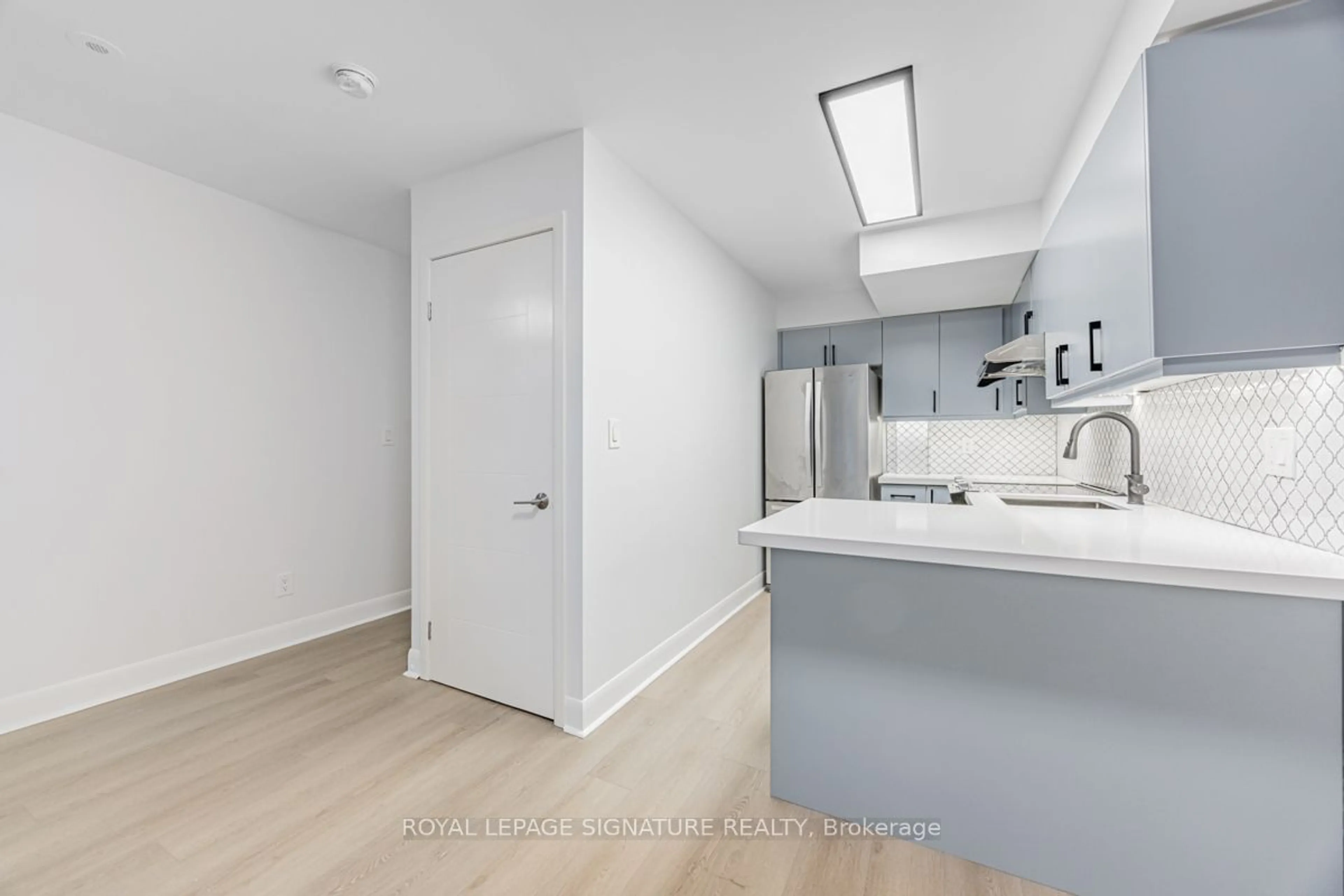 Standard kitchen, wood floors, cottage for 415 Jarvis St #401, Toronto Ontario M4Y 3C1