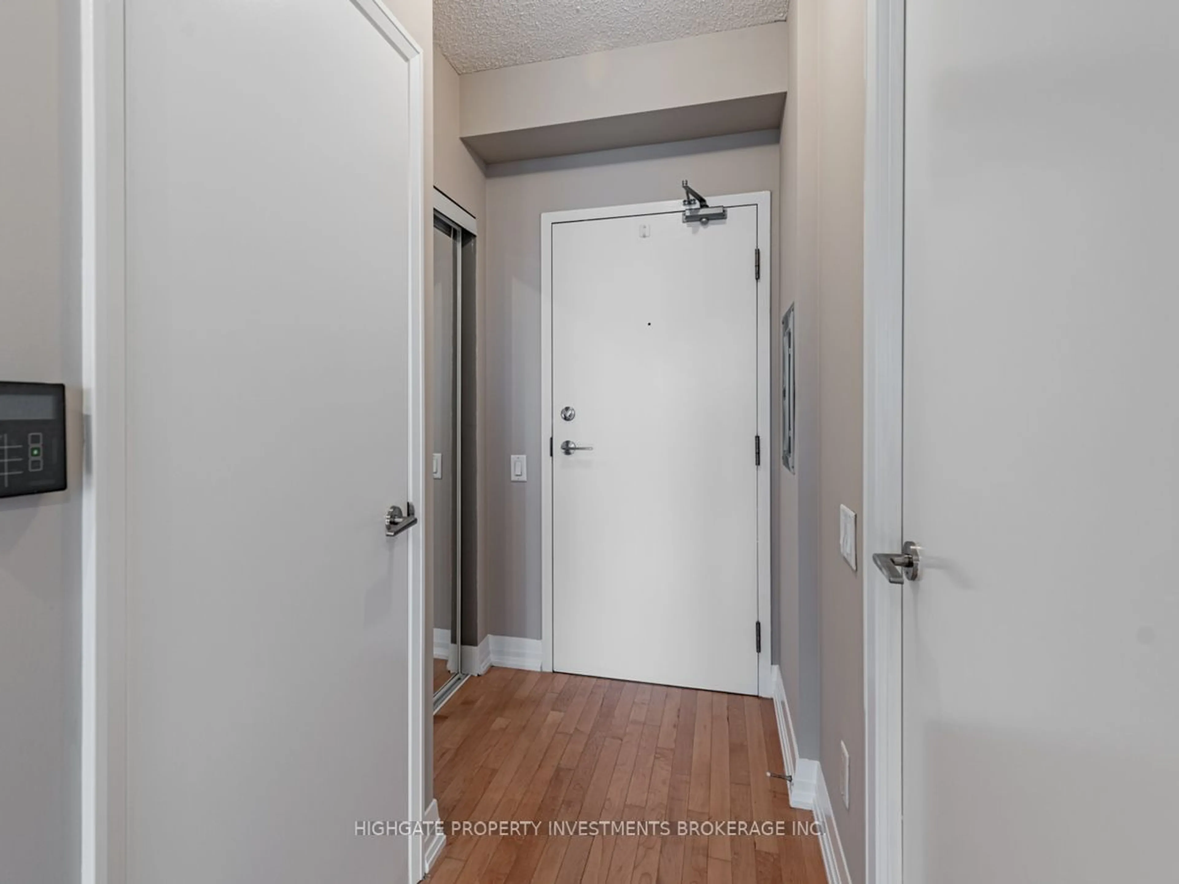 Indoor entryway for 21 Carlton St #2108, Toronto Ontario M5B 1L3