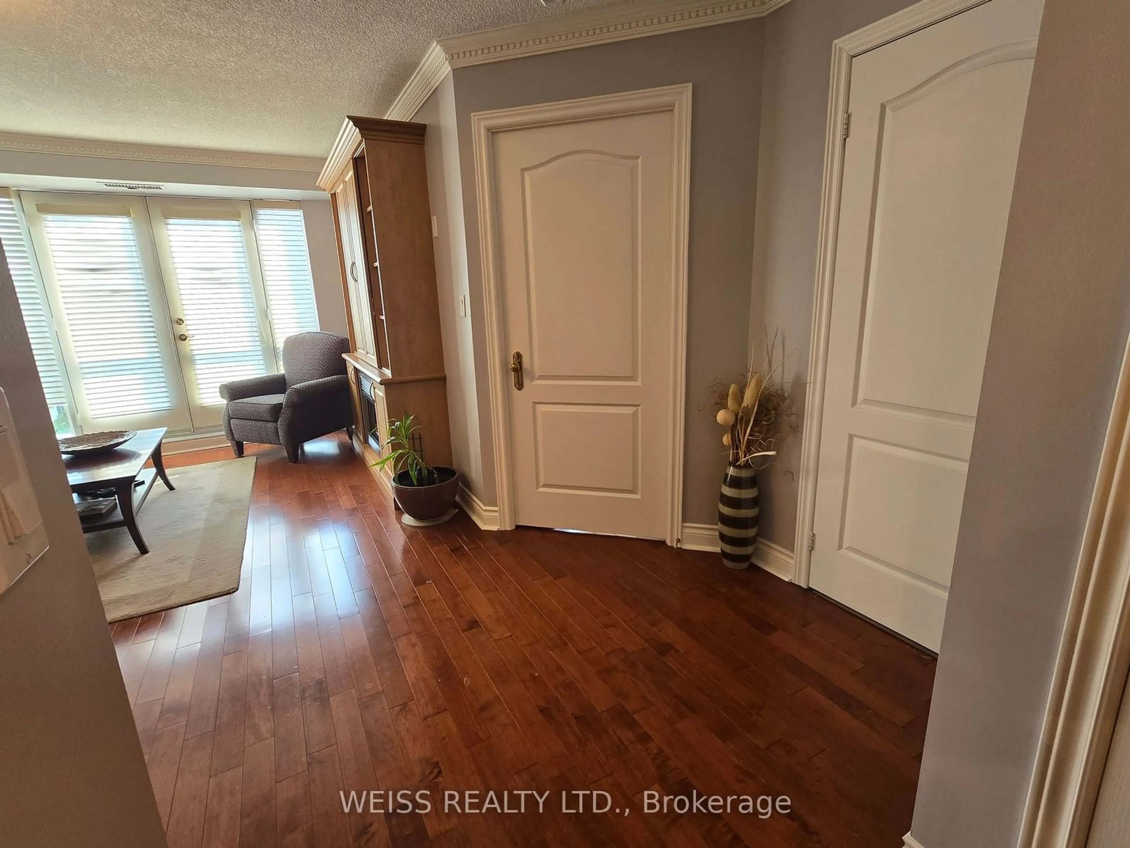 Indoor entryway, wood floors for 800 Spadina Rd #404, Toronto Ontario M5P 3N2