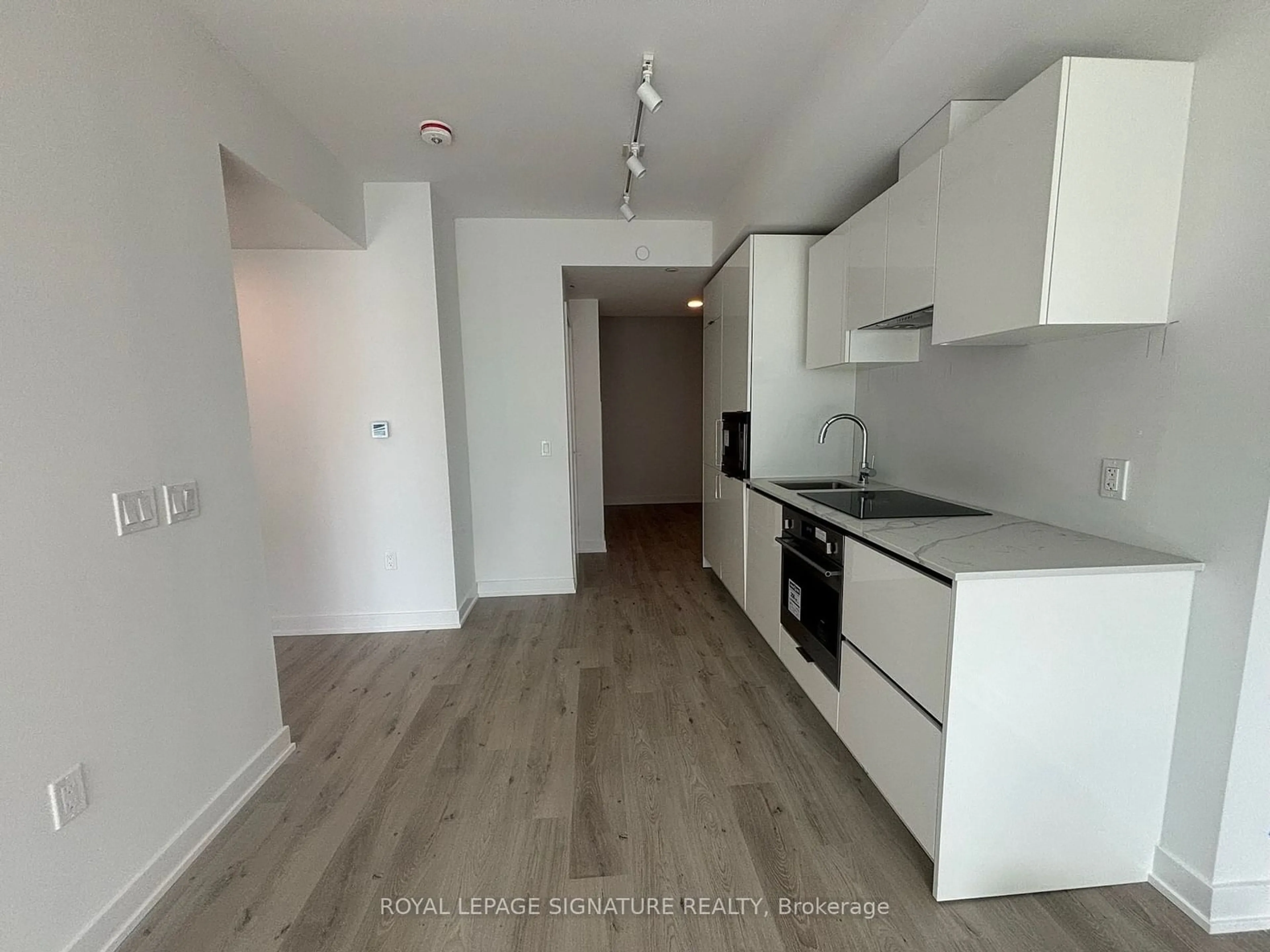 Standard kitchen for 234 Simcoe St #1815, Toronto Ontario M5T 1T4