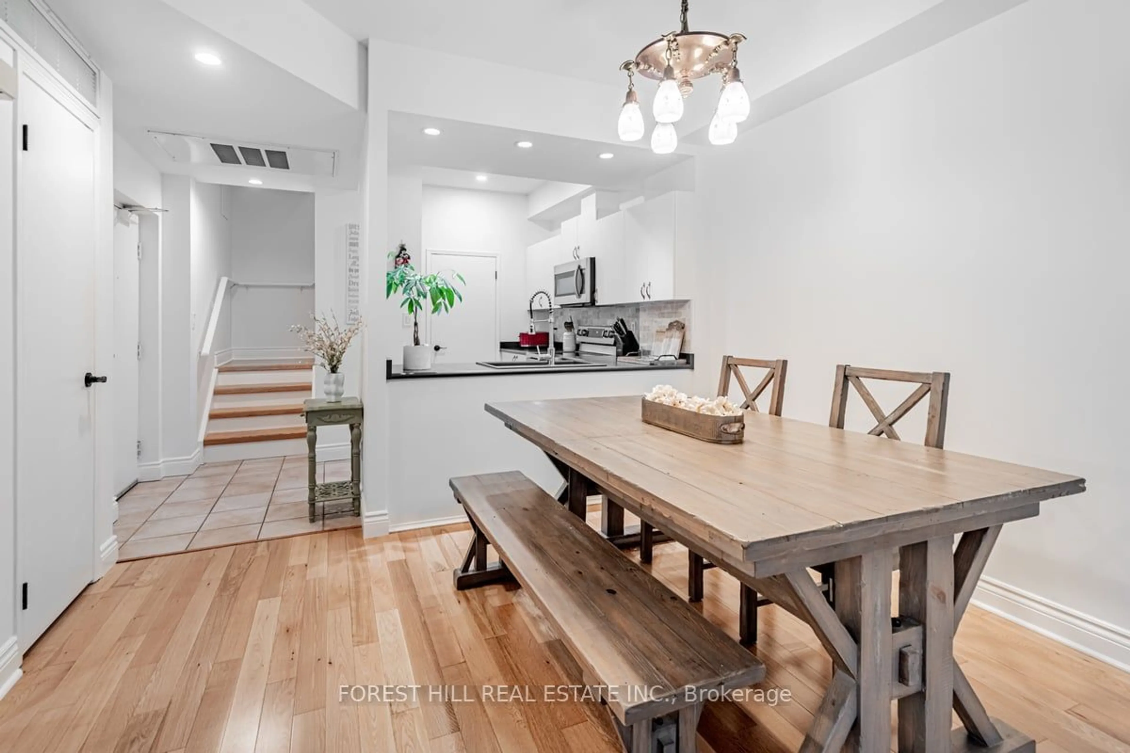 Dining room for 500 Richmond St #116, Toronto Ontario M5V 3N4