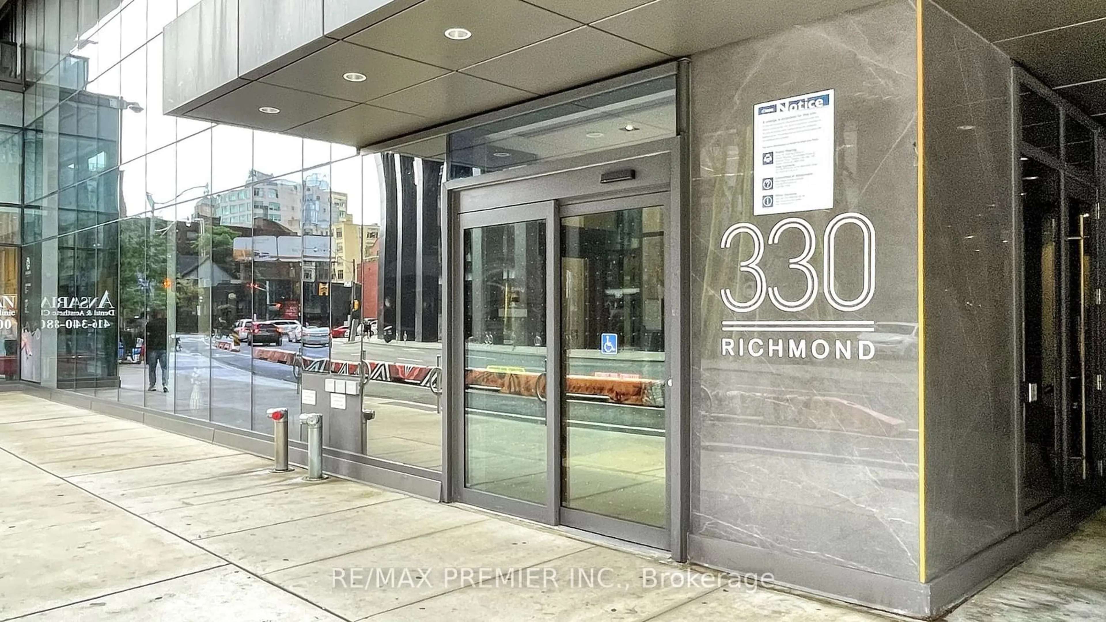 Indoor foyer for 330 Richmond St #2011, Toronto Ontario M5V 1X2