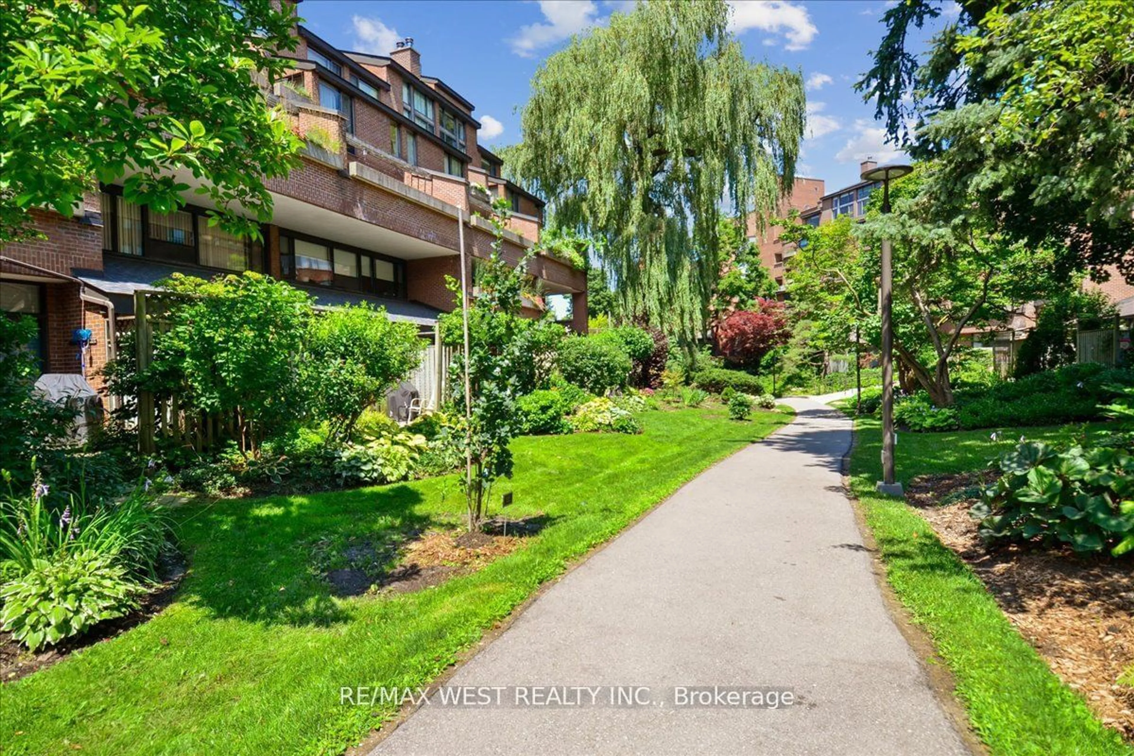 A pic from exterior of the house or condo, the street view for 1555 Avenue Rd #105, Toronto Ontario M5M 4M2