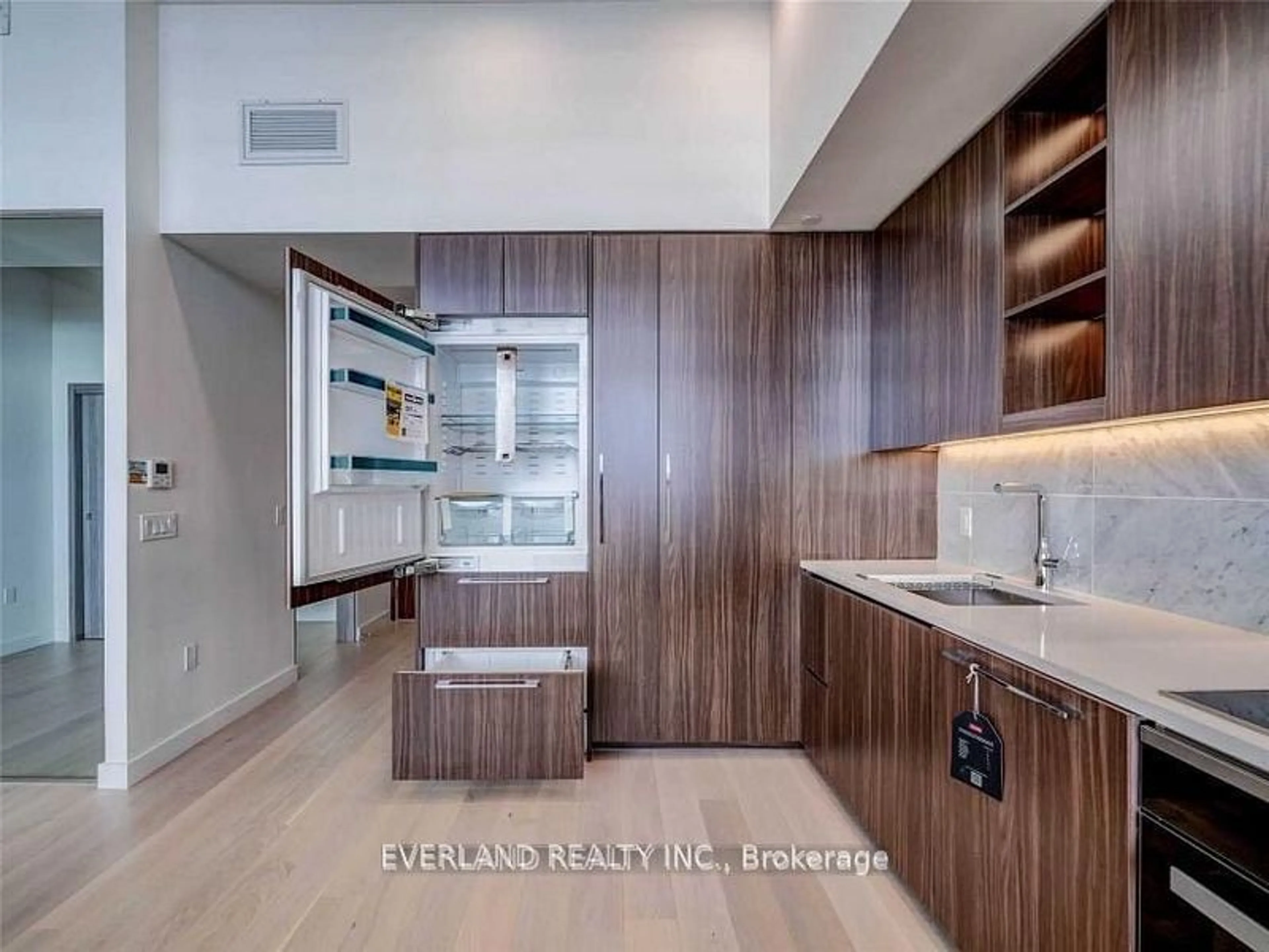 Contemporary kitchen, wood floors for 95 Mcmahon Dr #TH509, Toronto Ontario M2K 0H2