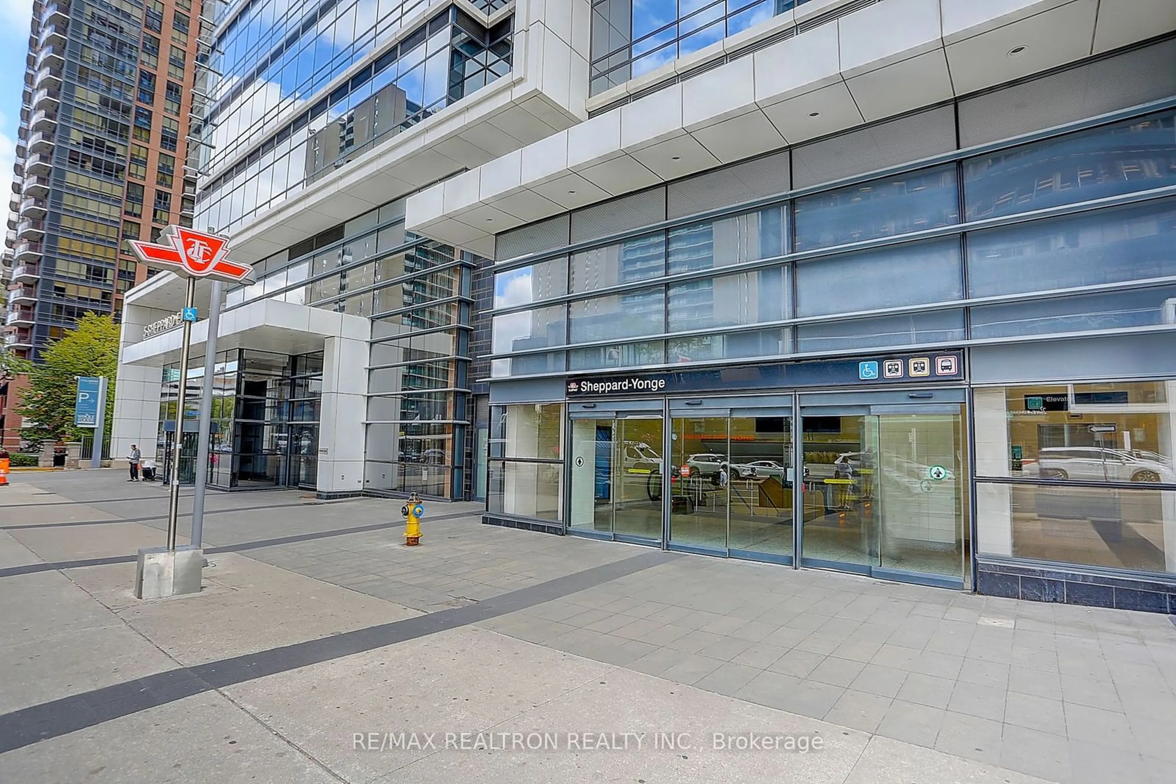 Indoor foyer for 5 Sheppard Ave #3218, Toronto Ontario M2N 2Z8