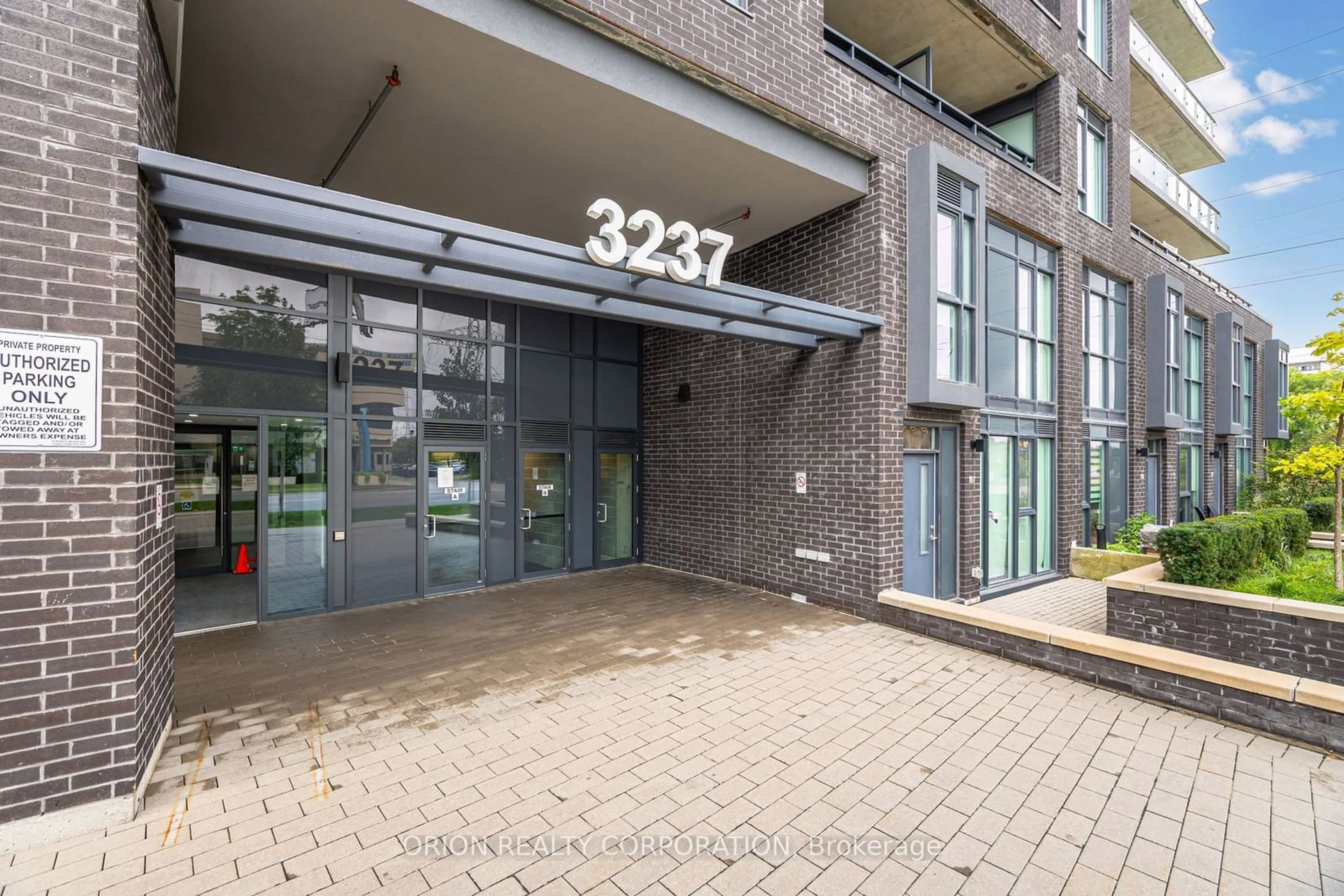 Indoor foyer for 3237 Bayview Ave #914, Toronto Ontario M2K 2J7