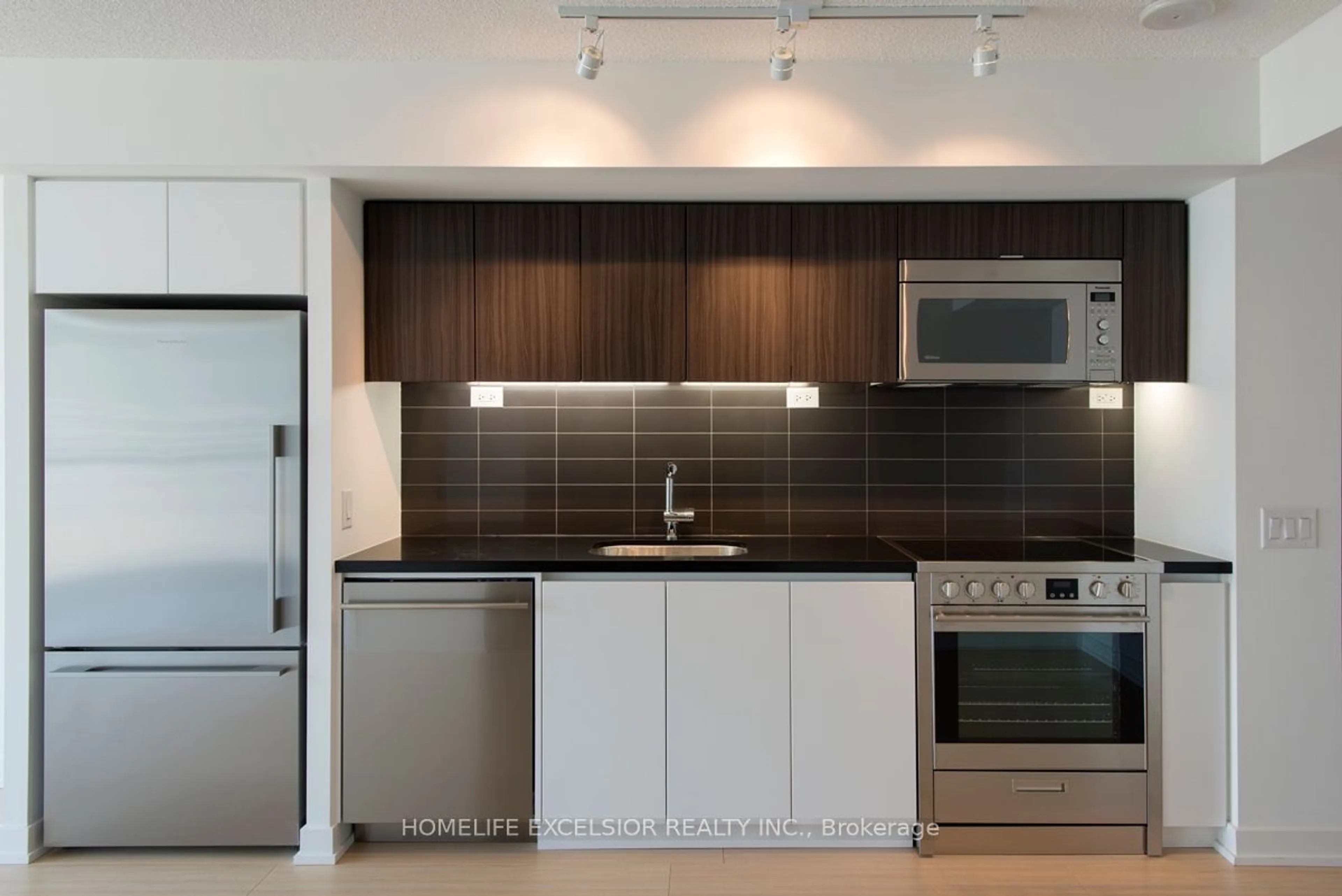 Standard kitchen for 75 Queens Wharf Rd #1006, Toronto Ontario M5V 0J8